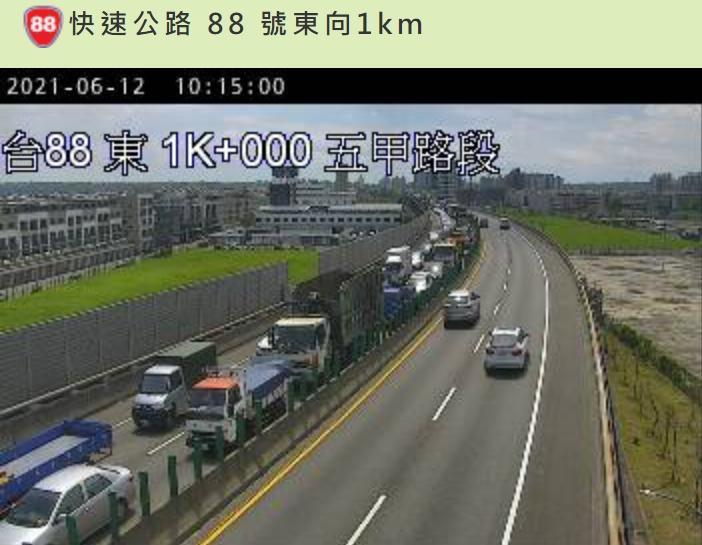 88快速道路出現壅塞情況,讓不少網友擔心是否仍有連假出遊的車潮。(翻攝自高公局)
