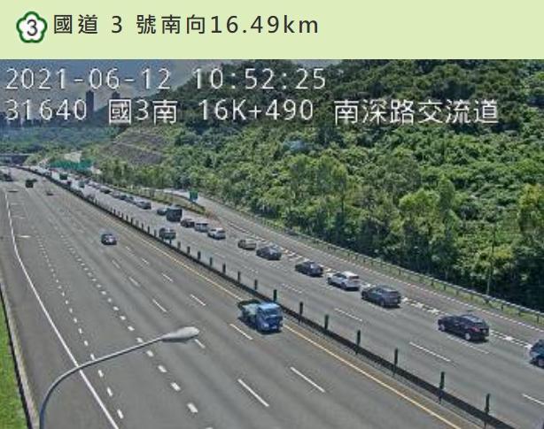 部分國道路段仍出現壅塞的情況,研判可能是因為匝道儀控管制,讓上匝道時間延長。(翻攝自高公局)