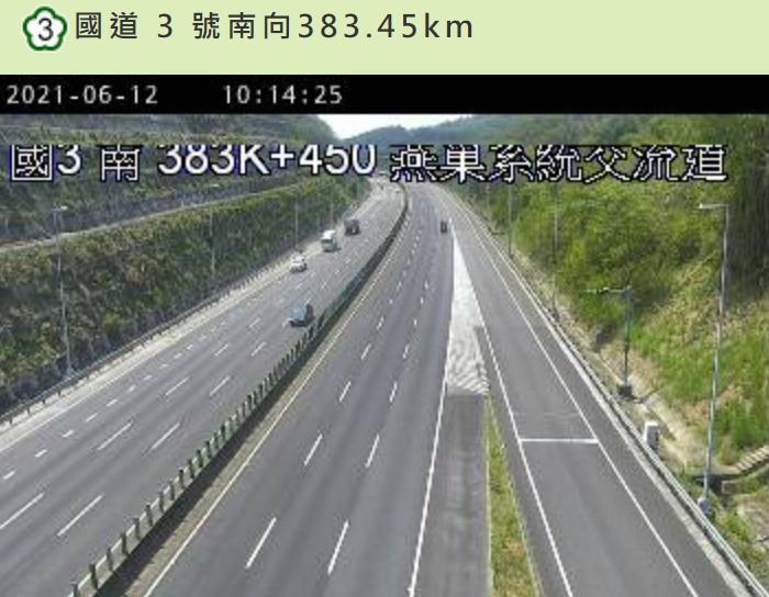 事實上今日多數國道路段相當順暢,少有車流。(翻攝自高公局)