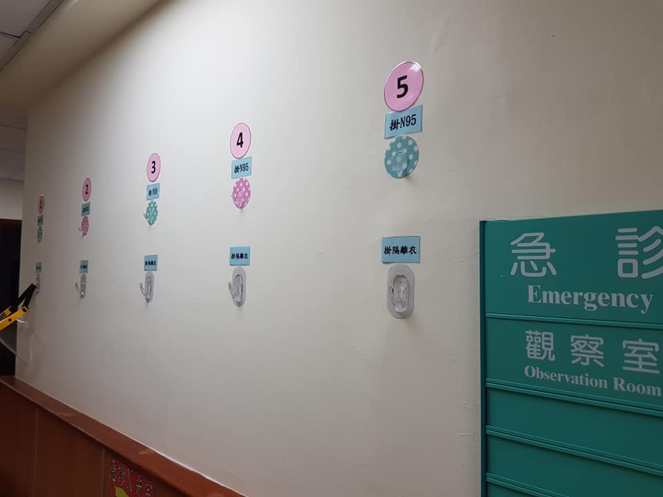 醫護不顧被確診者嘔吐物噴濺，堅持插管搶救。（翻攝自蘇一峰臉書）