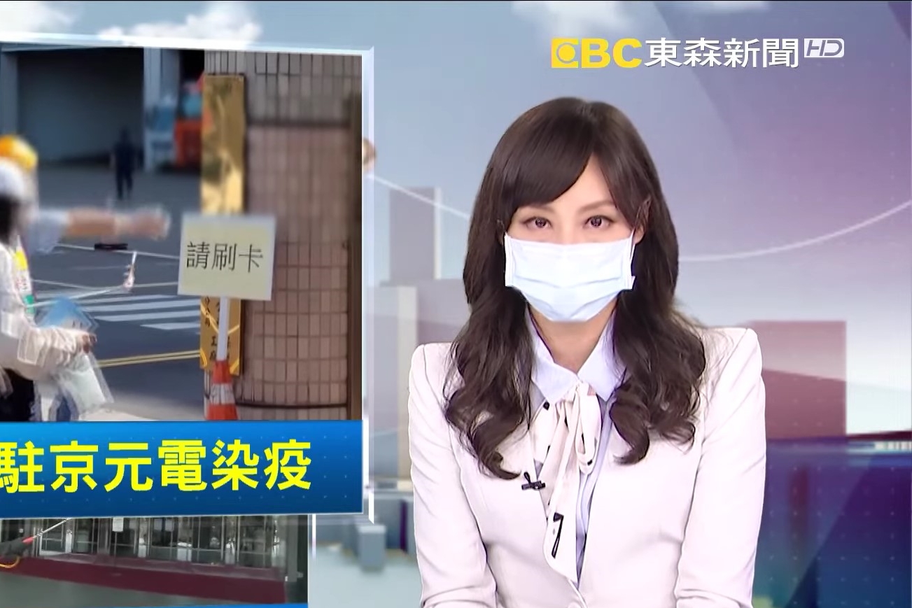 因應最新規定，吳宇舒播報新聞期間全程佩戴口罩。（翻攝自東森新聞YouTube）