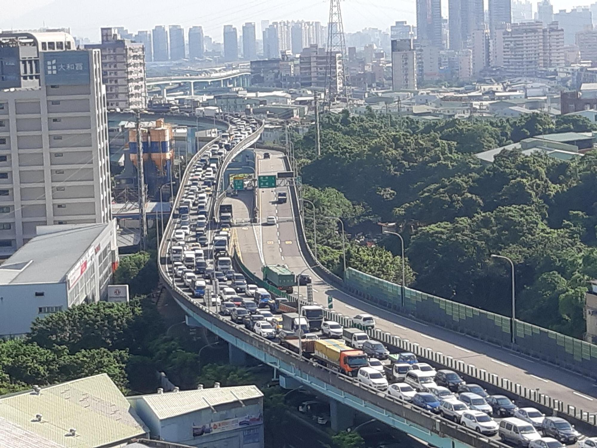 網友表示快速道路嚴重塞車,國道路況卻暢通。(翻攝自「我是土城人 我愛土城區」臉書)