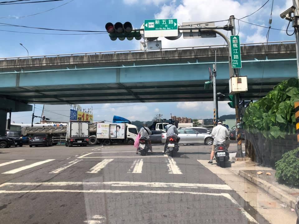 車流回堵到平面車道,物流司機傻眼「這是要怎麼送貨」。(翻攝自「爆怨2公社」臉書)