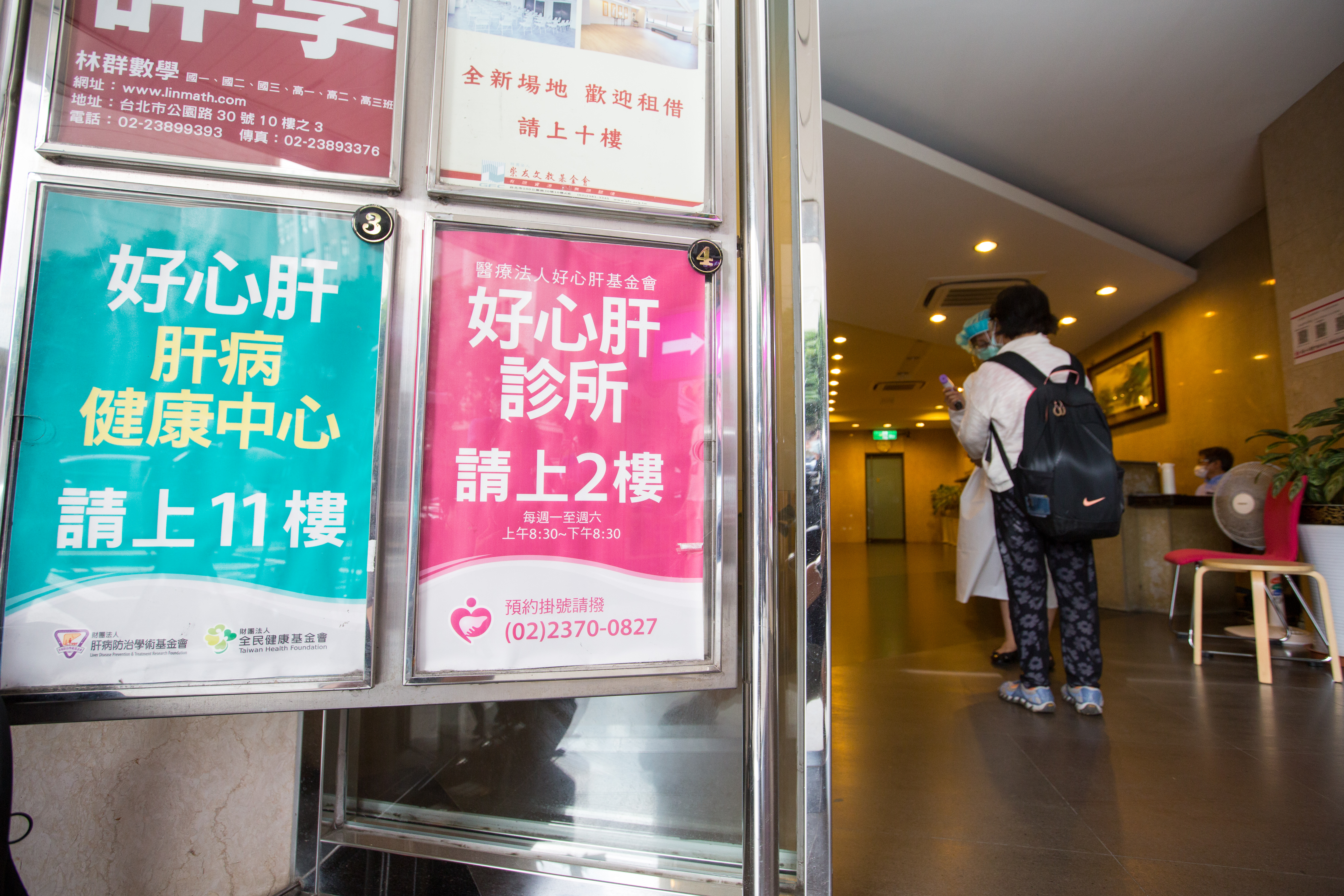 好心肝診所違法幫志工打疫苗，引發外界爭議。