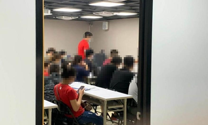 台南某家工廠徵才,一間會議室內擠了41人,遭警方認定違反防疫規定而開罰。(翻攝畫面)