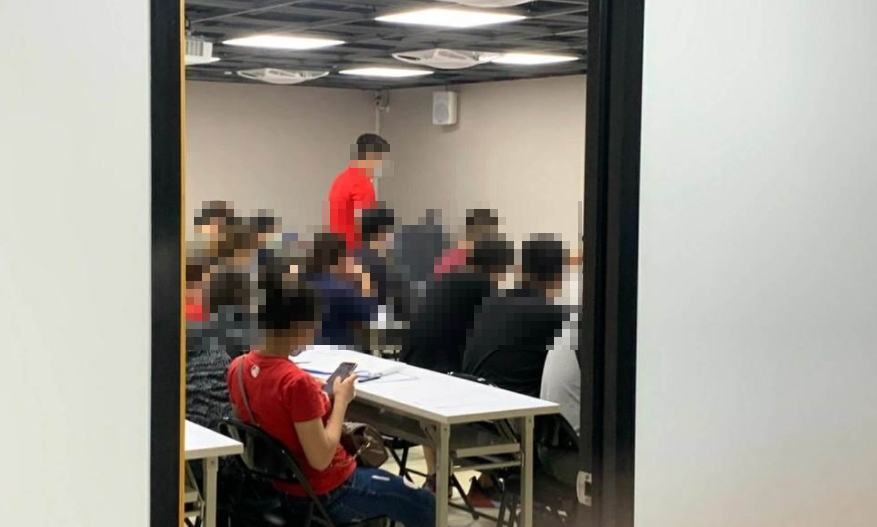 台南某家工廠徵才，一間會議室內擠了41人，遭警方認定違反防疫規定而開罰。（翻攝畫面）