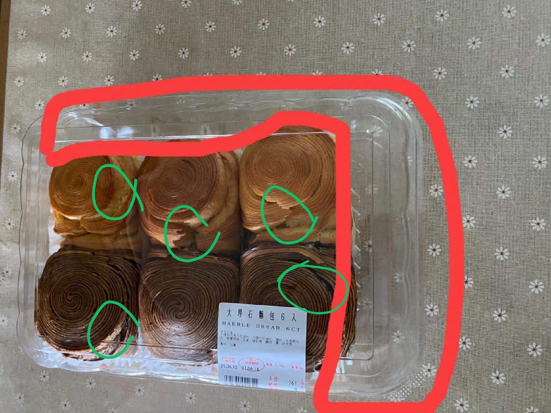 另外一位網友點出發文者的麵包上有些許裂痕，推測應是放在後車廂，才導致麵包壓縮而變小。（翻攝自「Costco好市多商品經驗老實說」臉書）