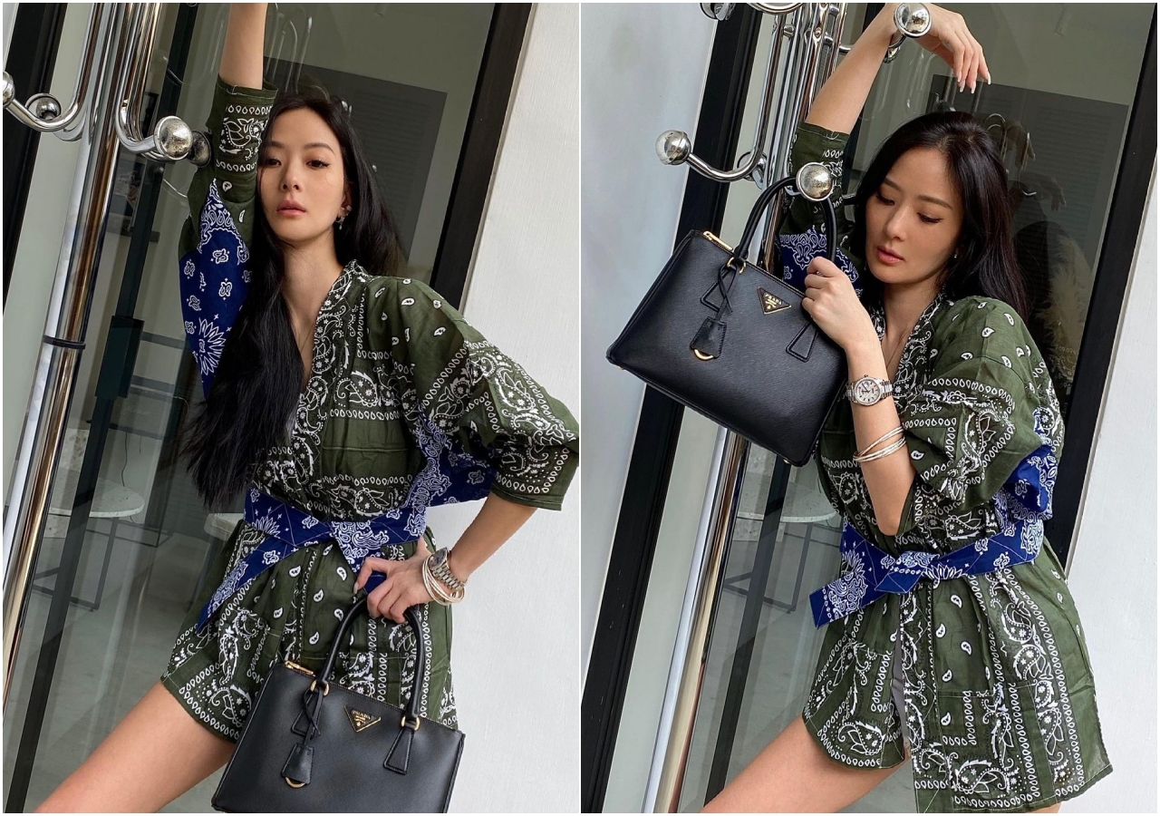 孫芸芸靠在衣架上自拍，秀出手中的PRADA Galleria經典包款。（翻攝自孫芸芸IG）