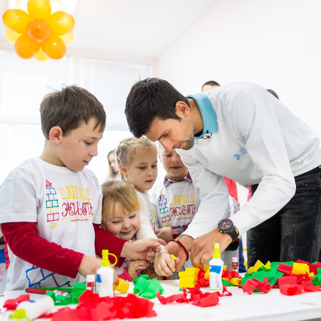 Novak Djokovic 休賽期常返回賽國做慈善。（翻攝自Novak Djokovic Foundation臉書）