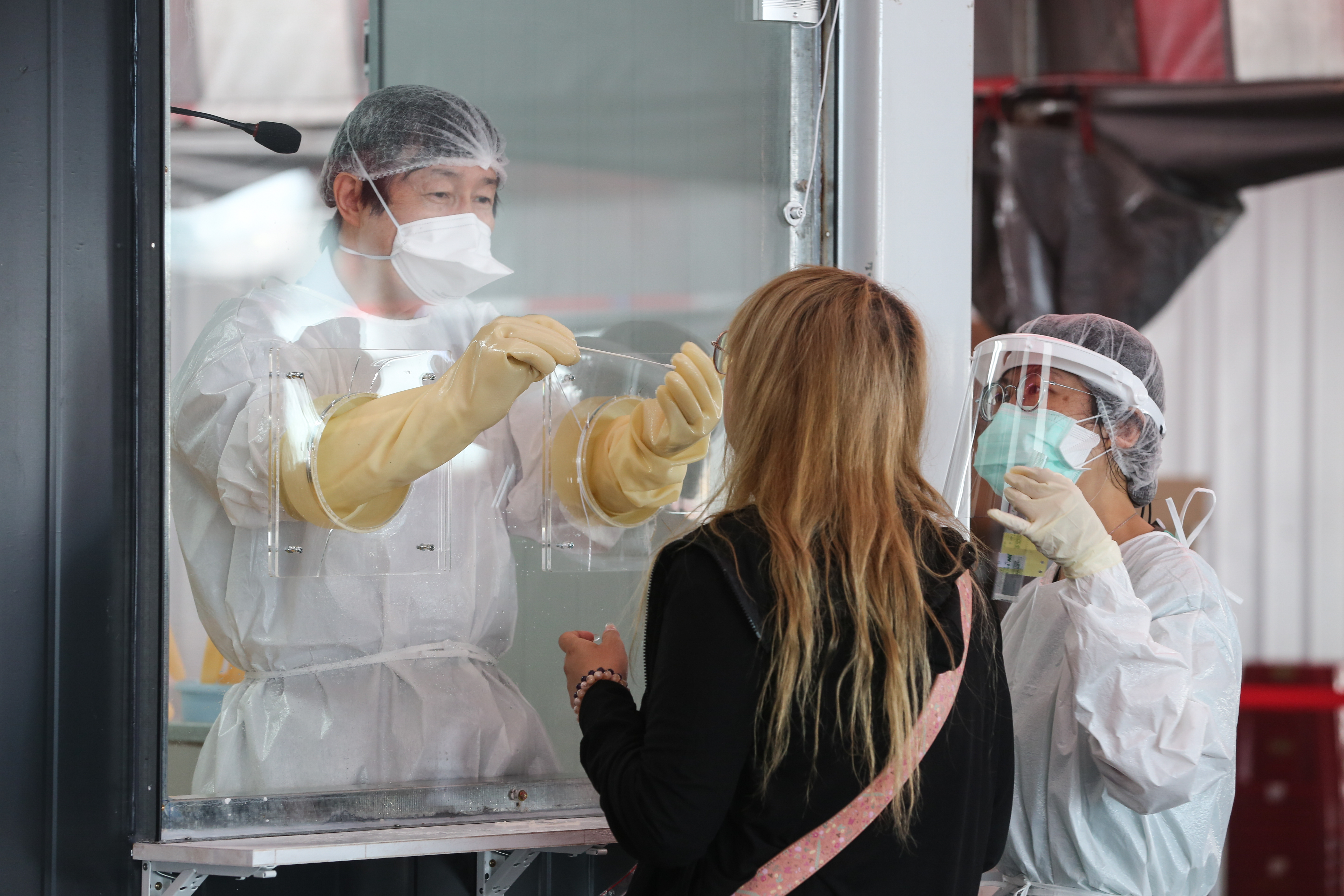 有了居家快篩試劑，民眾就可自行在家中篩檢。（本刊資料照）