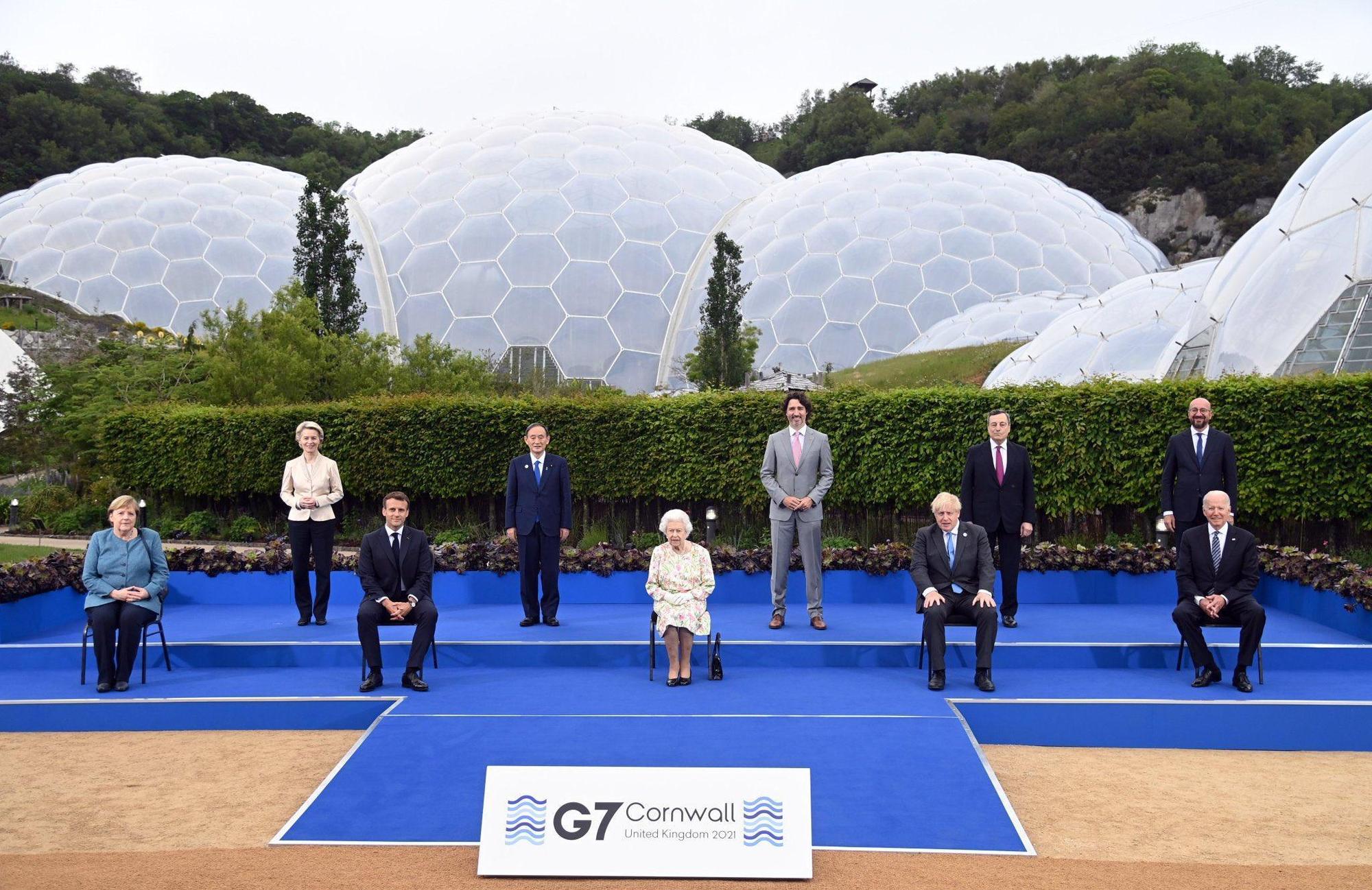 英國女王(中)與G7首領大合照,前排左起德國總理梅克爾、法國總統馬克宏、英國首相強森、美國總統拜登,後排左起歐盟主席馮德萊恩、日本首相菅義偉、加拿大總理杜魯道、義大利總理德拉吉、歐盟高峰會主席米歇爾。(翻攝The Royal Family推特)