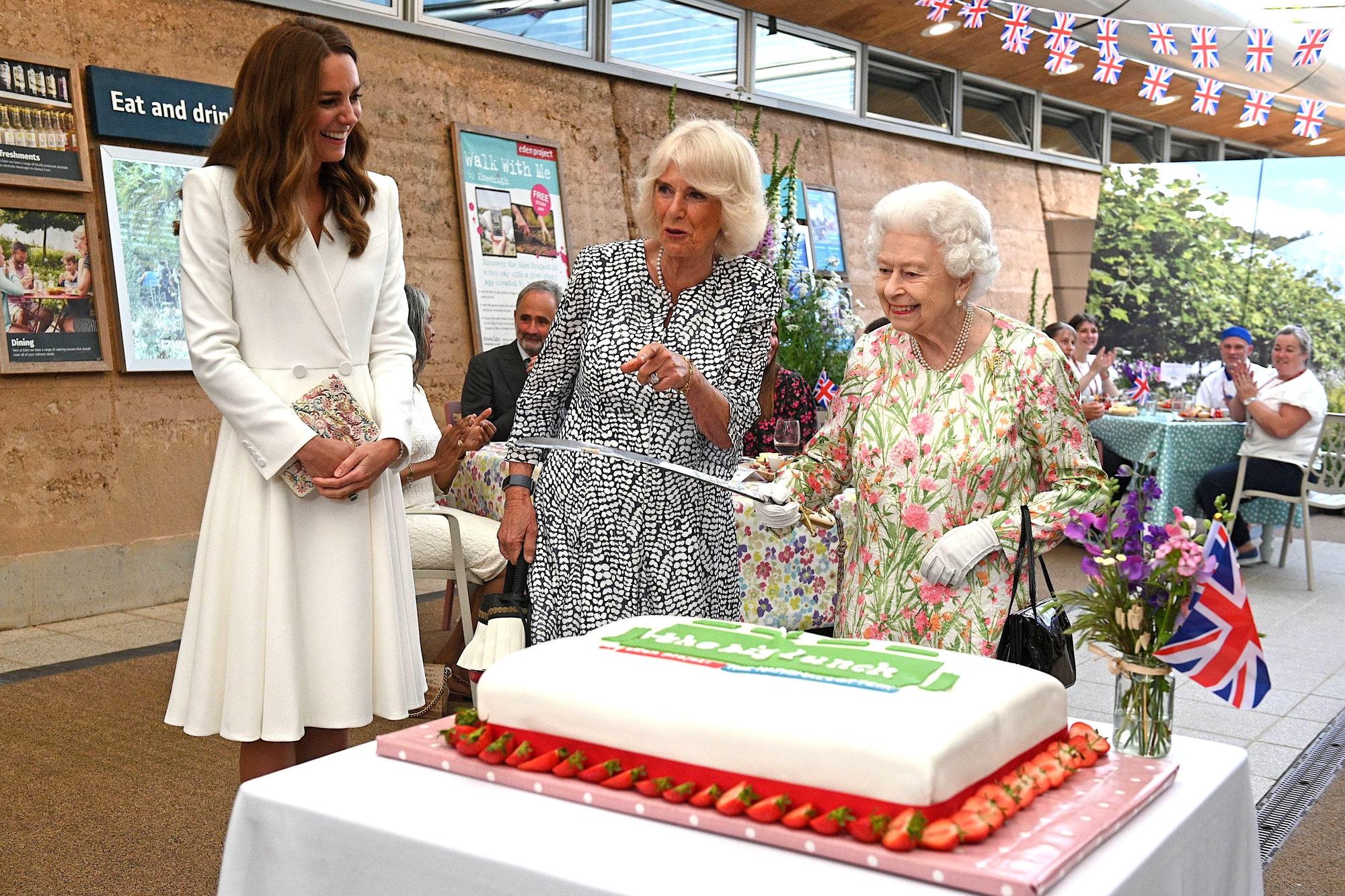 英國女王(右起)、卡蜜拉、凱特難得同框,出席G7露天招待會。(翻攝Duke and Duchess of Cambridge IG)