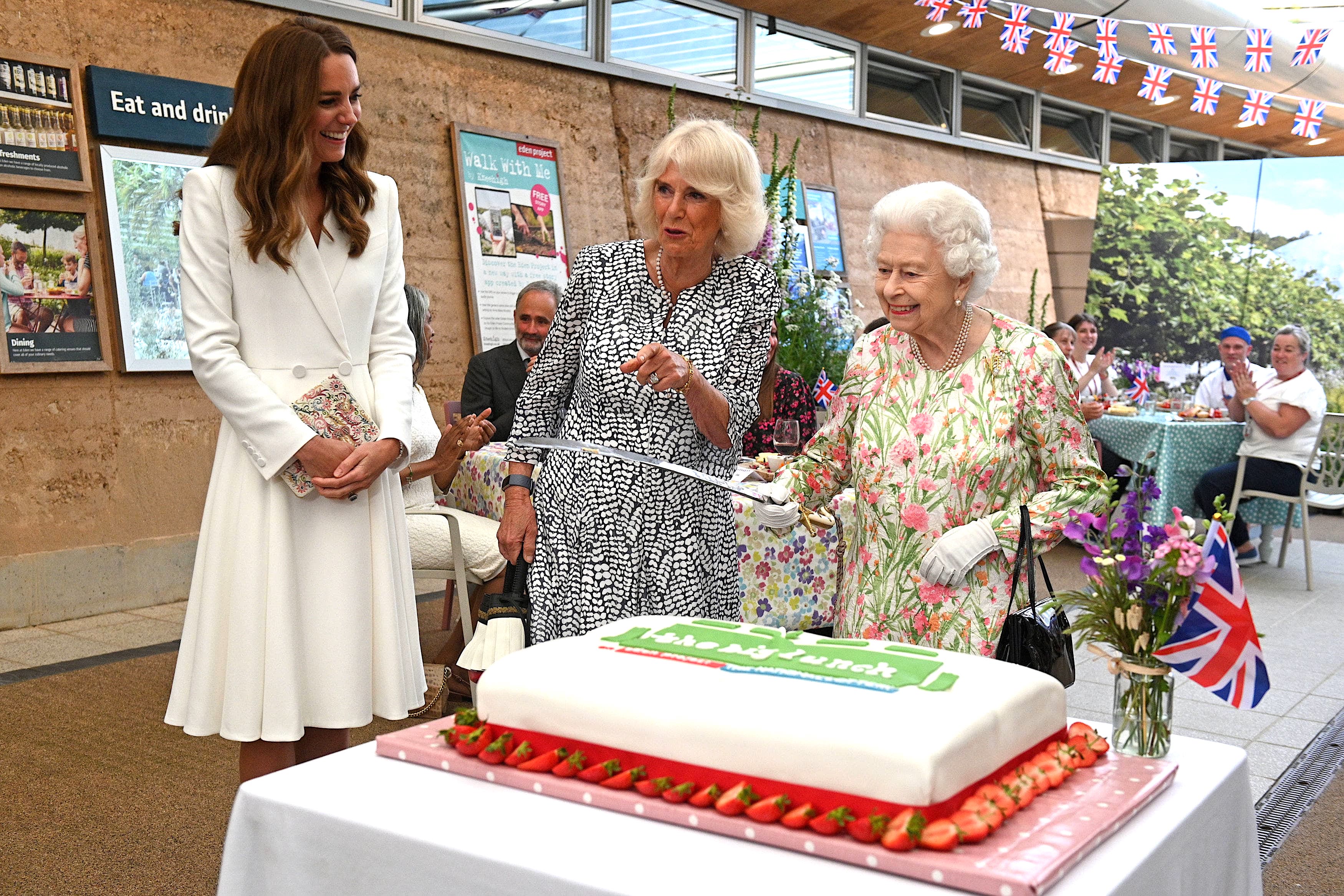 英國女王（右起）、卡蜜拉、凱特難得同框，出席G7露天招待會。（翻攝Duke and Duchess of Cambridge IG）