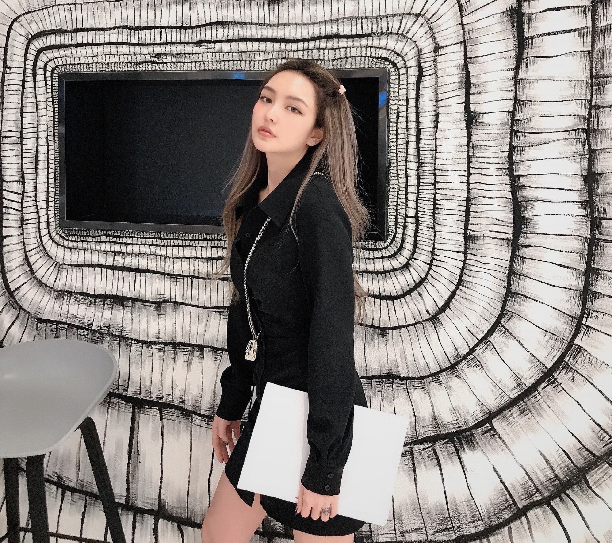 與羅志祥分手一年多，周揚青日前被拍到和一豪車男約會。（翻攝自微博）