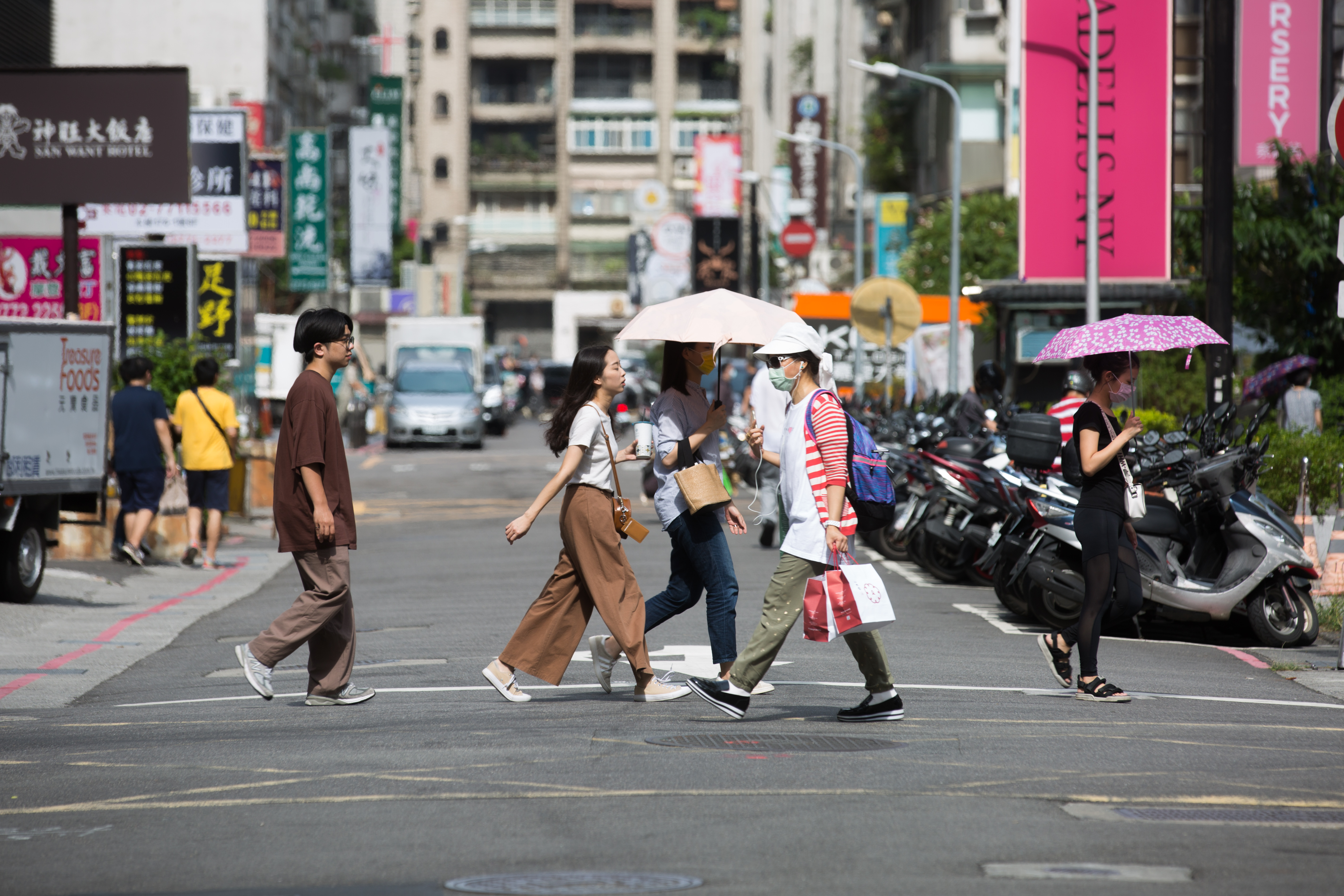 今（13日）各地天氣大多雲到晴，高溫看上36度，各地紫外線都是紅色過量級以上。（資料照）