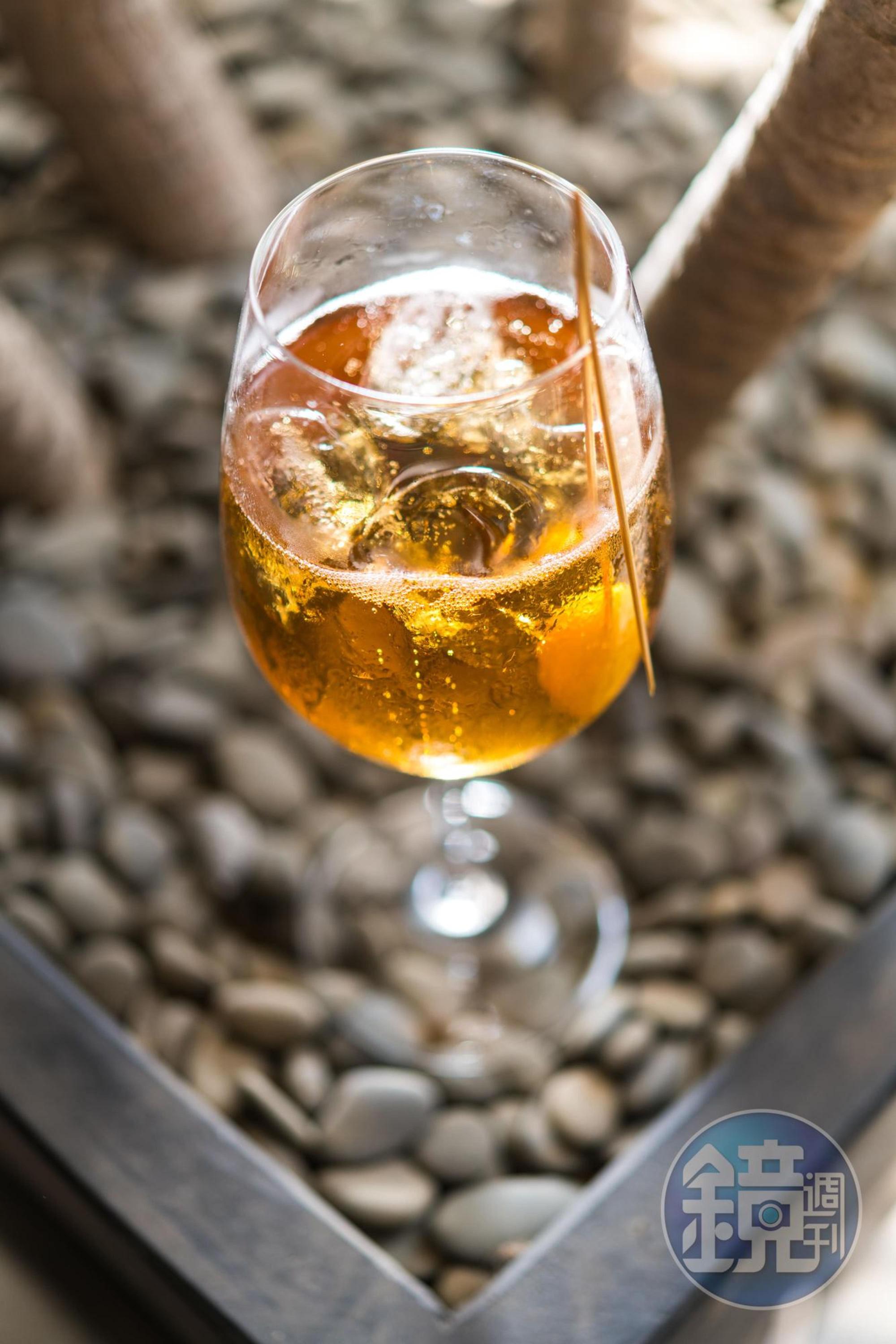 不同於常見梅酒套氣泡水，加了葡萄酒醋的「梅酒嗨啵」在口中多了一 層質感。（70元／杯）