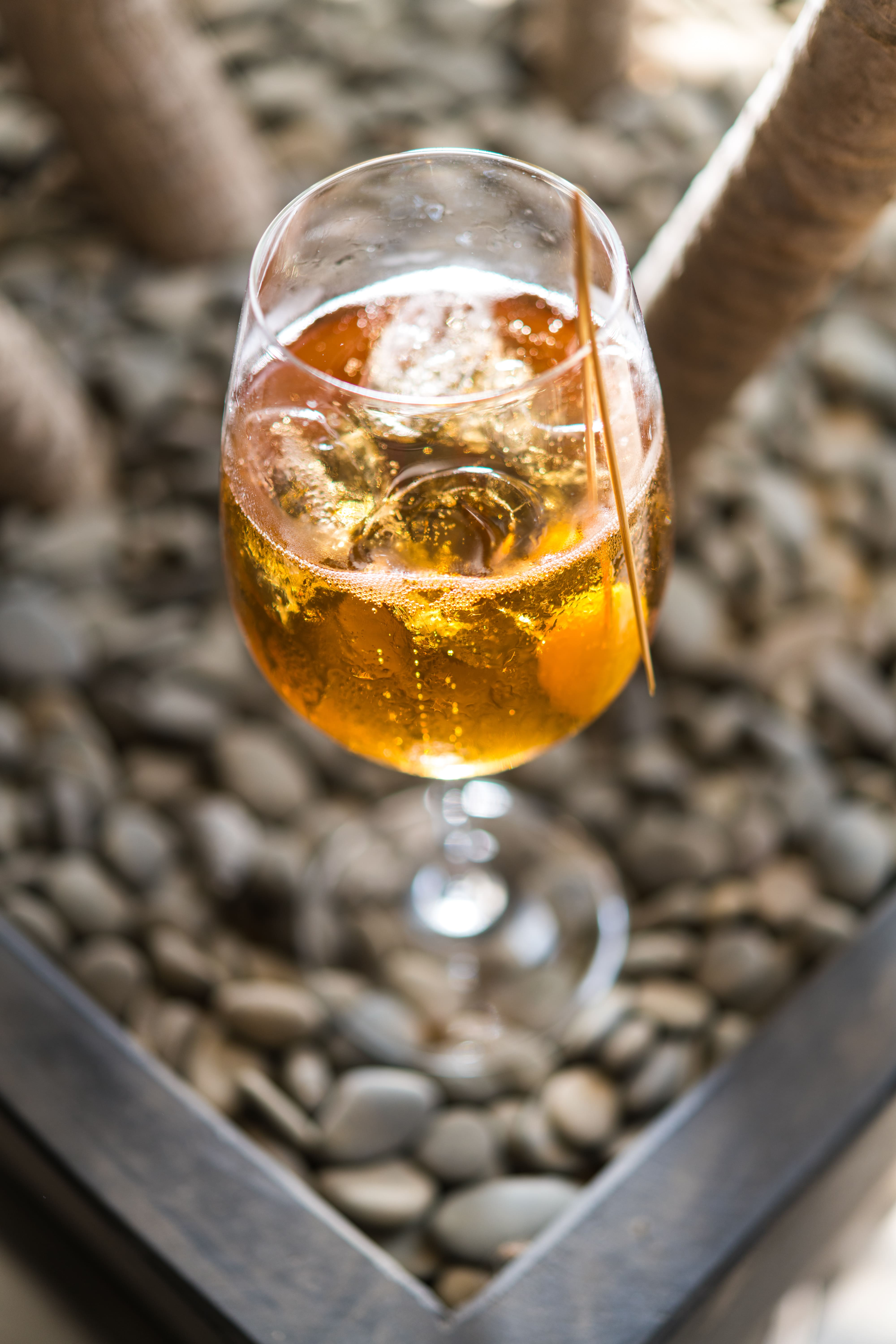不同於常見梅酒套氣泡水，加了葡萄酒醋的「梅酒嗨啵」在口中多了一 層質感。（70元／杯）