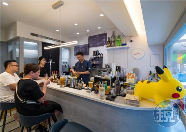 店內座位數不多， 能與吧檯內的主人輕鬆互動。
