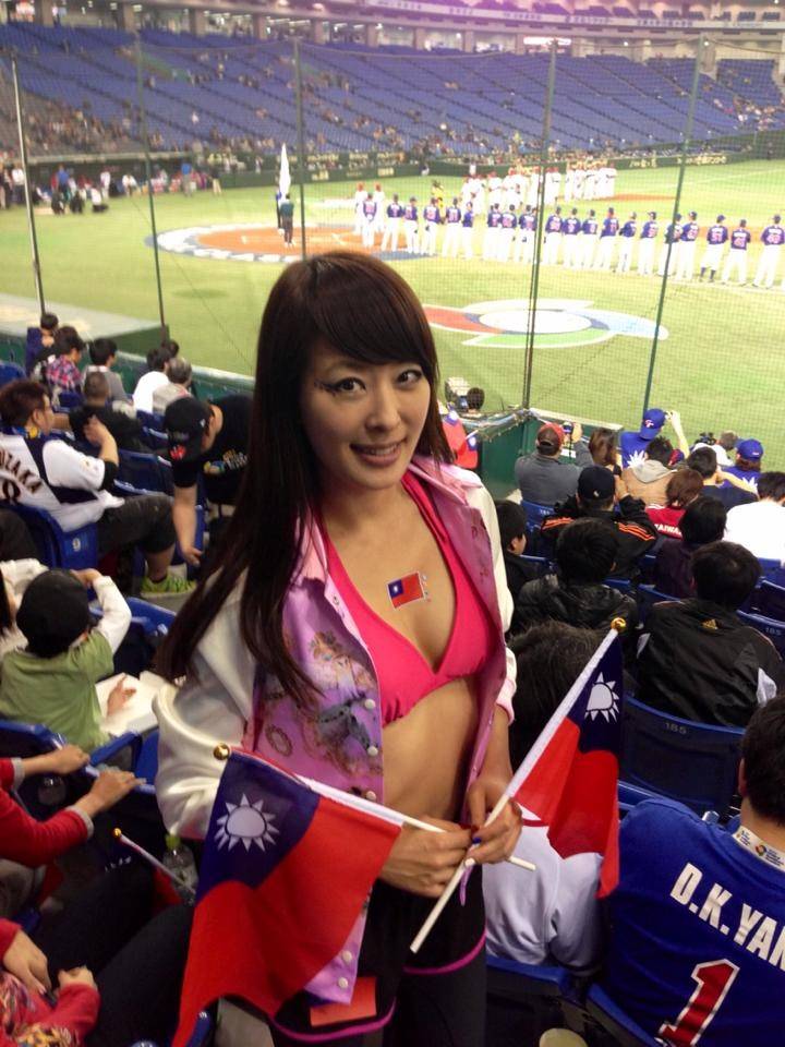 在2013年的經典賽的台灣對古巴之戰，賈永婕現身東京巨蛋，穿比基尼，手拿國旗為中華隊加油。（翻攝自賈永婕臉書）