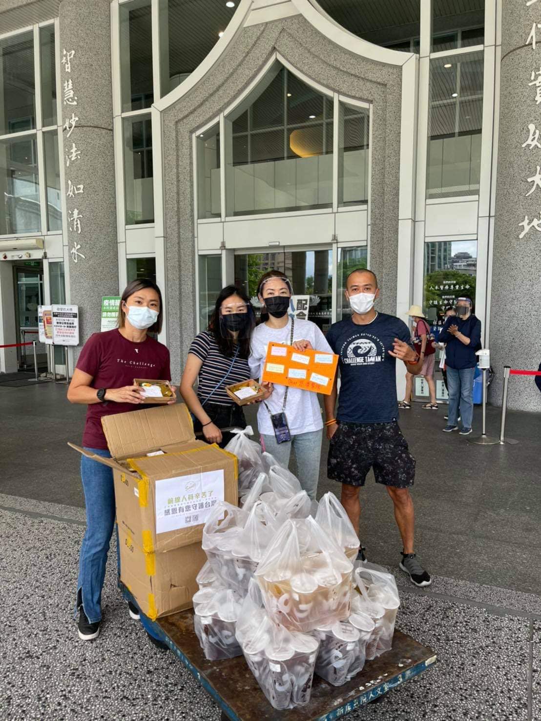 賈永婕計畫每天送100份愛心便當給第一線醫護人員，感謝每位堅守在崗位上的抗疫英雄。（翻攝自賈永婕臉書）