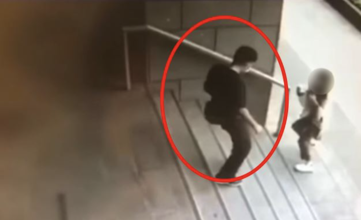 男子對著無辜女子狂咳2次，嚇得女子趕緊逃離現場。（翻攝自爆料公社） 
