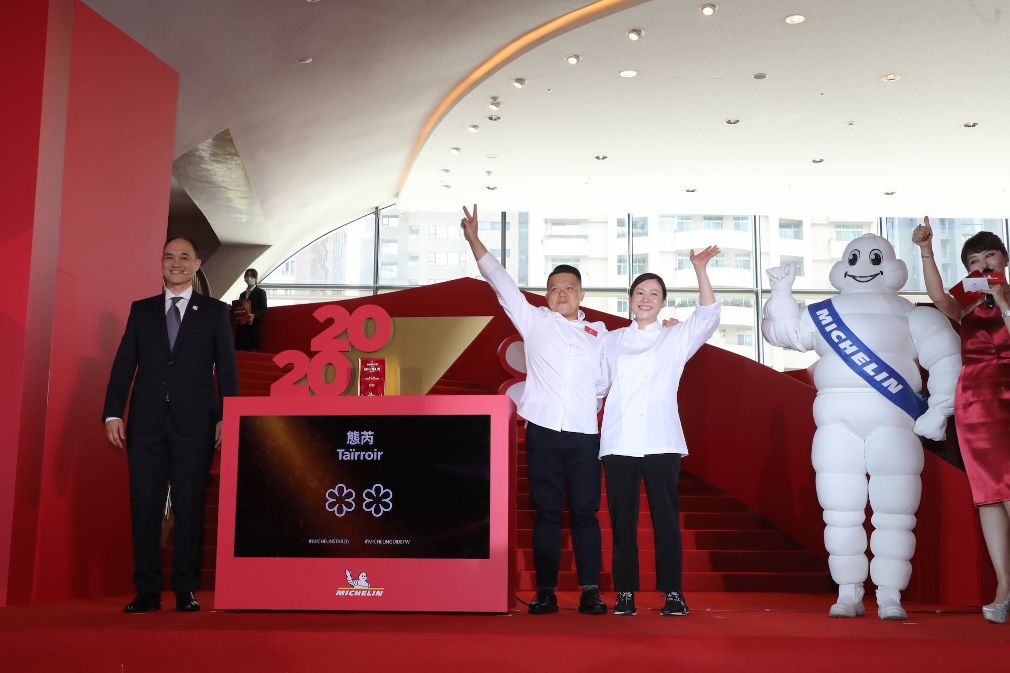 由主廚何順凱與甜點主廚賴思瑩帶領的「態芮Taïrroir」蟬聯米其林二星的肯定。