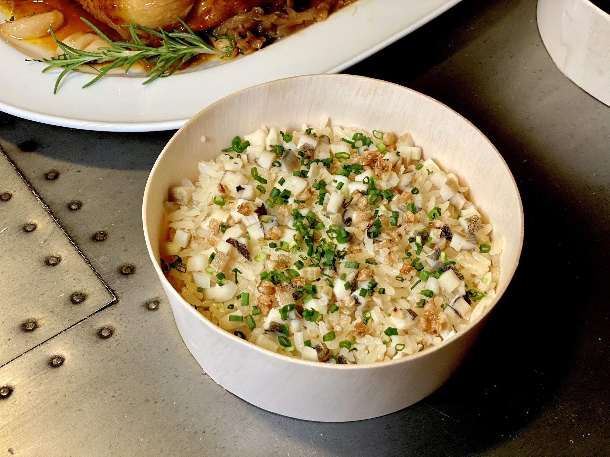 配菜「香料飯 燉煮鮑魚 酥脆蕎麥」。（300元／份）
