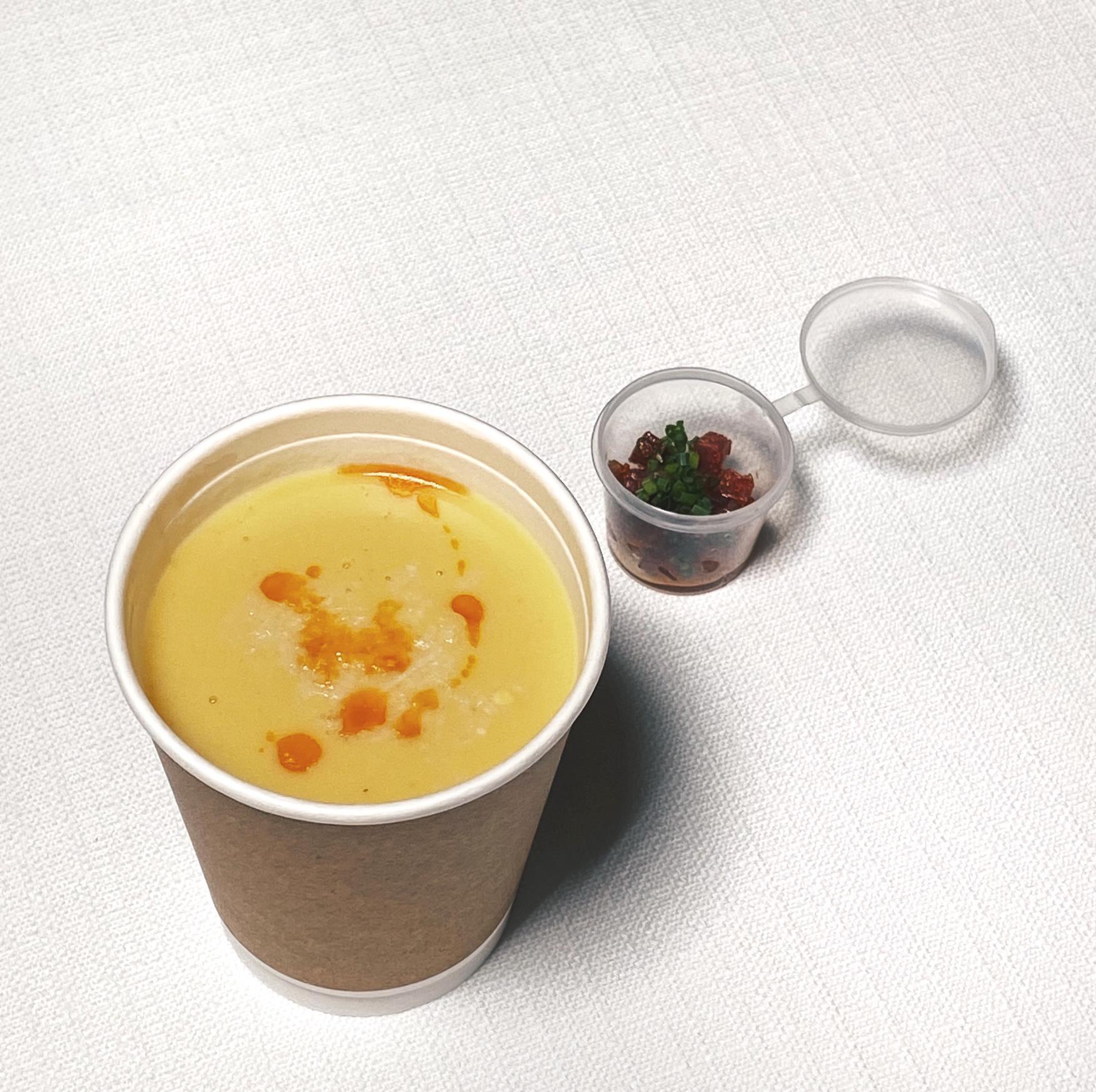 前菜「玉米湯 西班牙臘腸」。（160元／份，態芮提供）