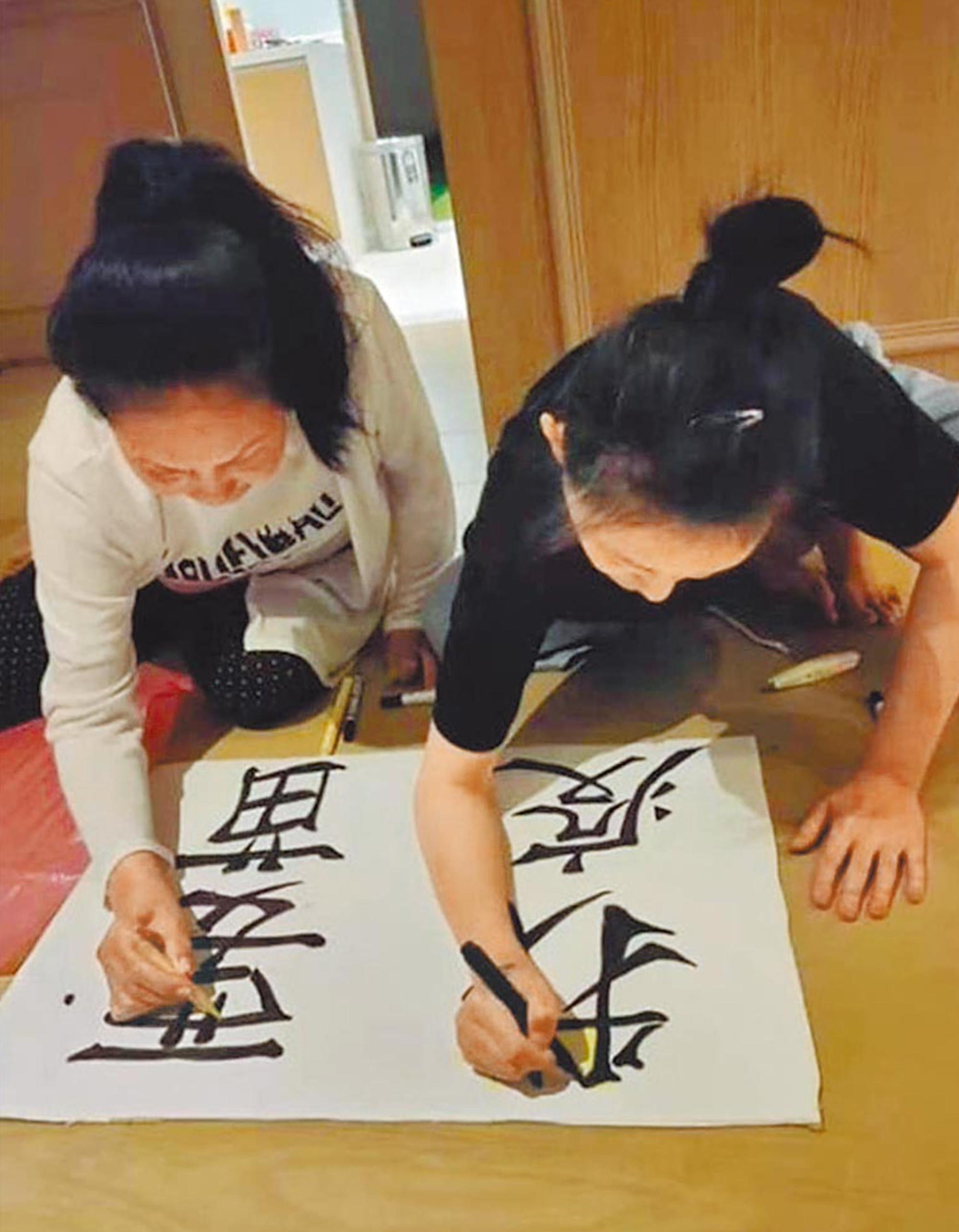大S(右)與徐媽(左)跪坐在地,書寫「我要疫苗」。(翻攝自臉書)