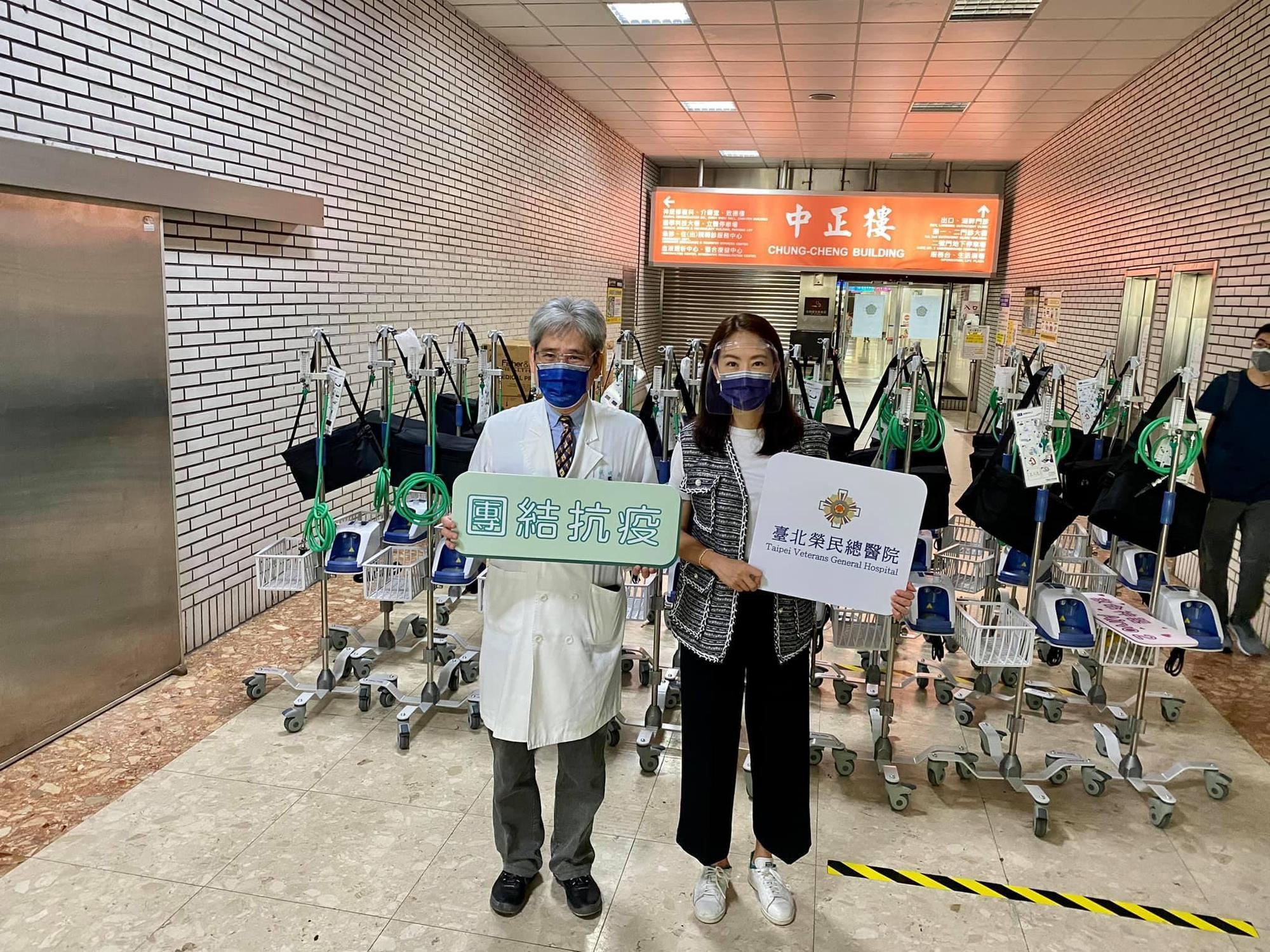 賈永婕今天將救命神器送至台大、榮總和亞東醫院。(翻攝自賈永婕臉書)