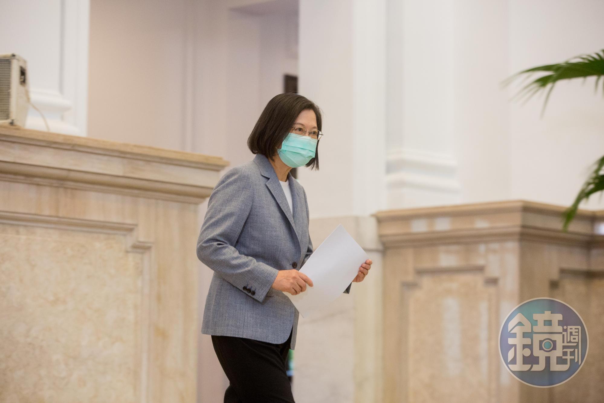 針對民間共同募集捐贈HFNC,總統蔡英文昨天在臉書po出感謝文。(本刊資料照)