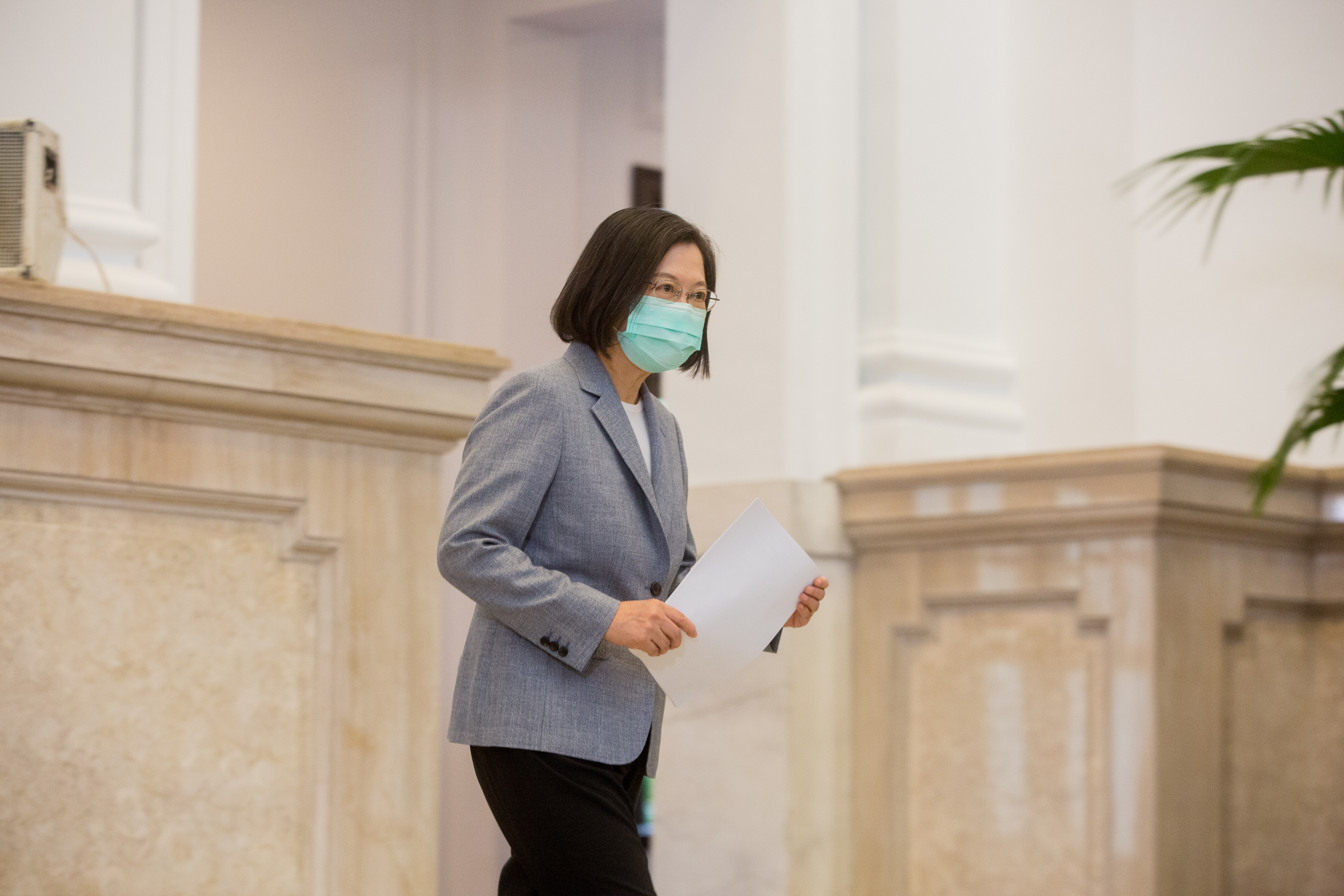 針對民間共同募集捐贈HFNC,總統蔡英文昨天在臉書po出感謝文。(本刊資料照)