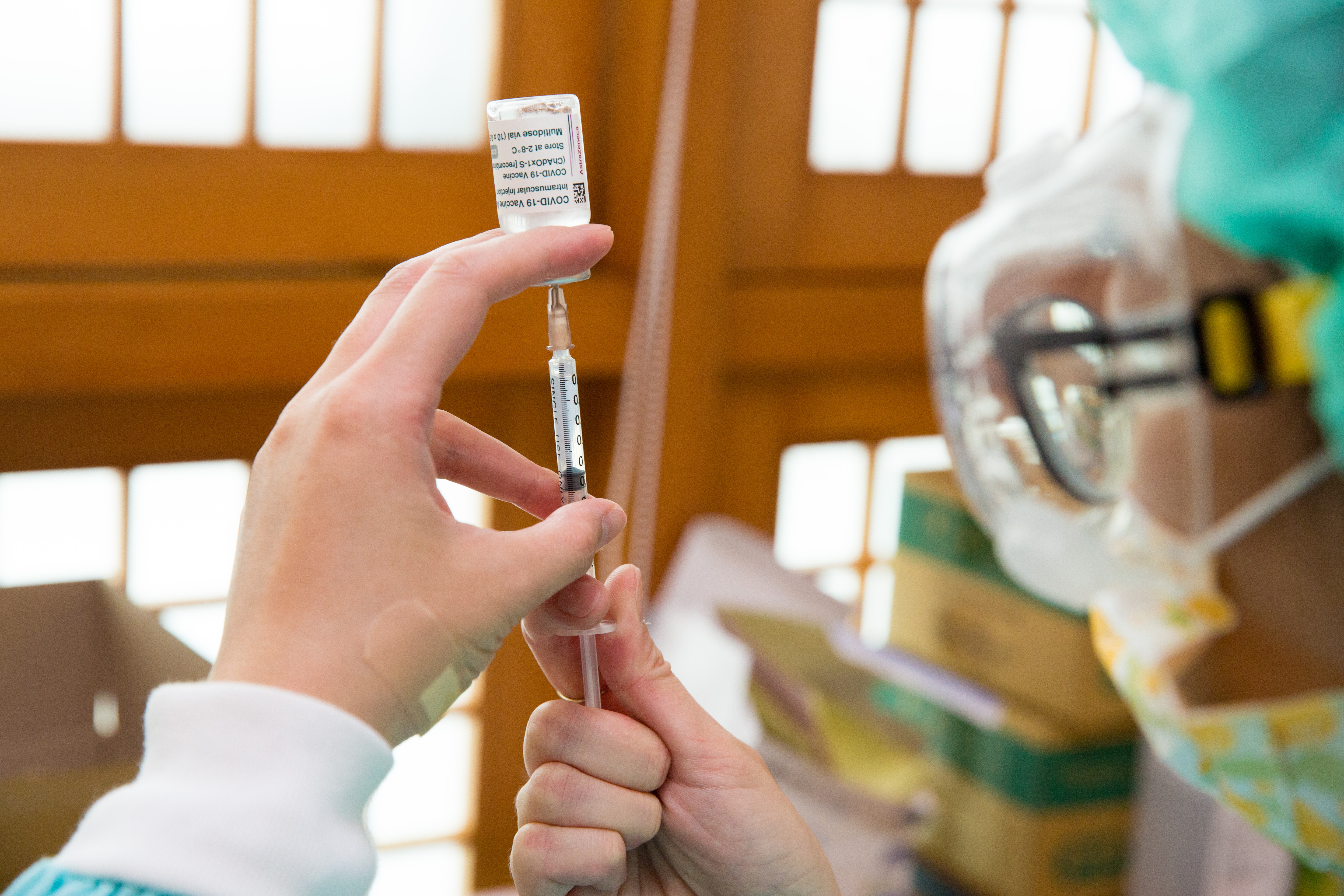 COVID-19疫苗已陸續擴大施打，台北市昨天上午8點就開放讓85歲以上長者預約接種疫苗。（示意圖，本刊資料照）