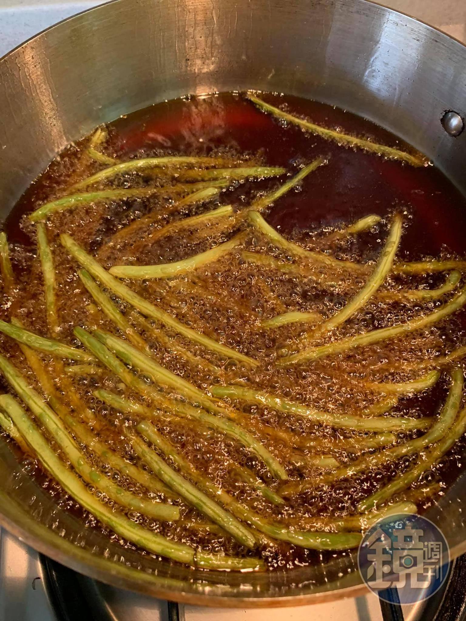 油炸四季豆到表皮略顯乾皺。