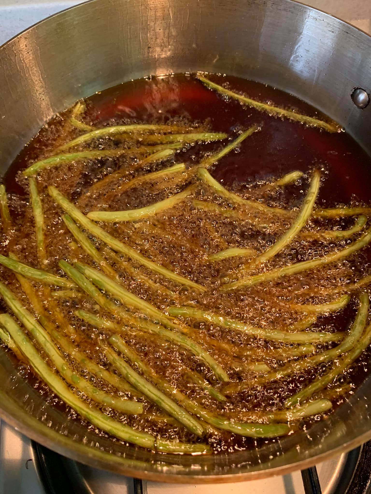 油炸四季豆到表皮略顯乾皺。