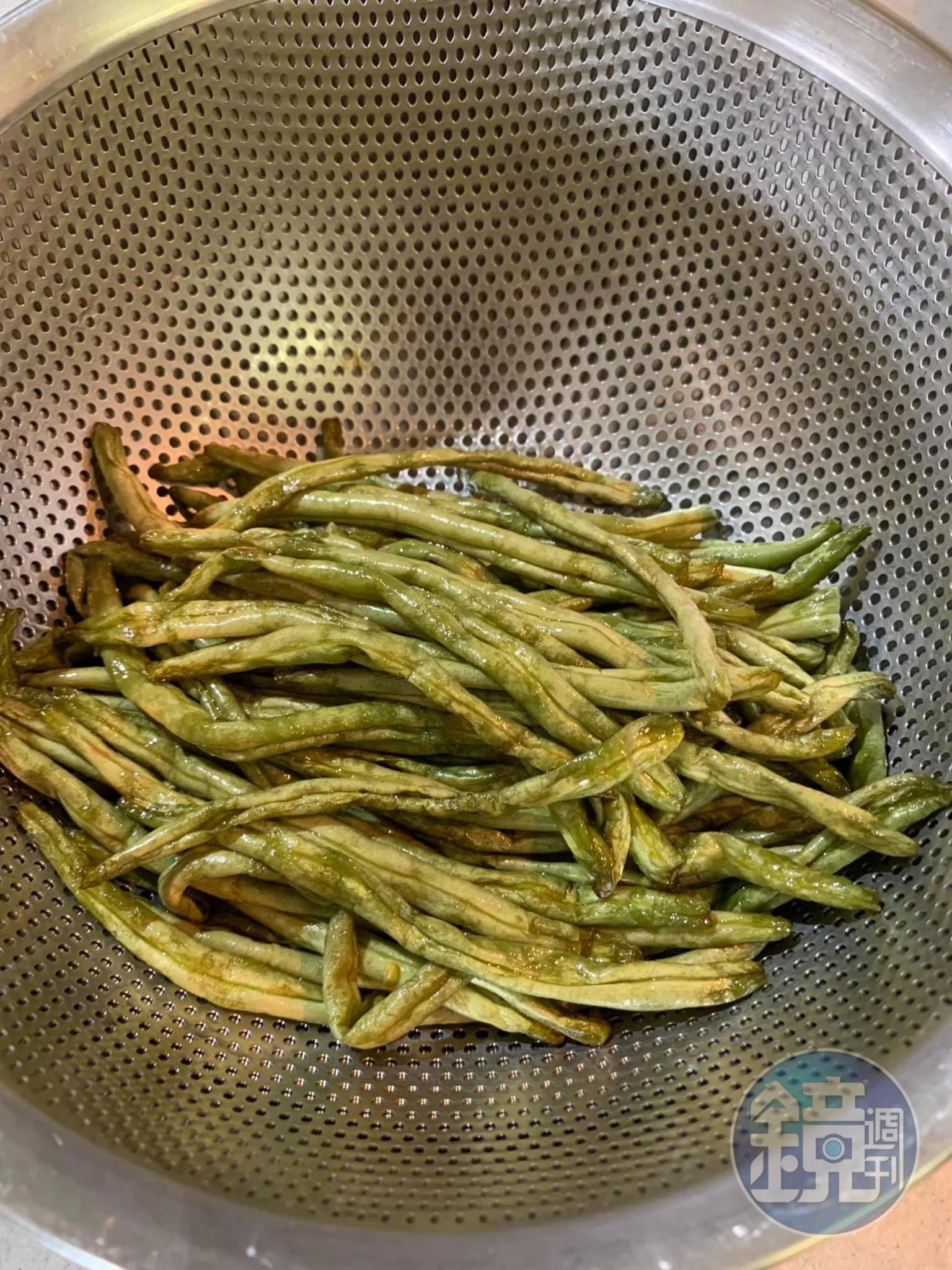 撈起四季豆吸油。