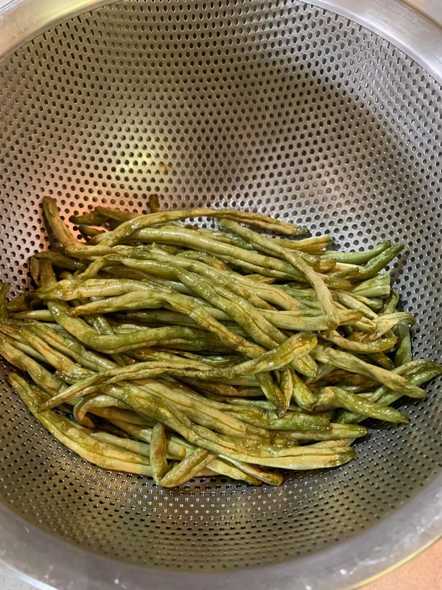撈起四季豆吸油。