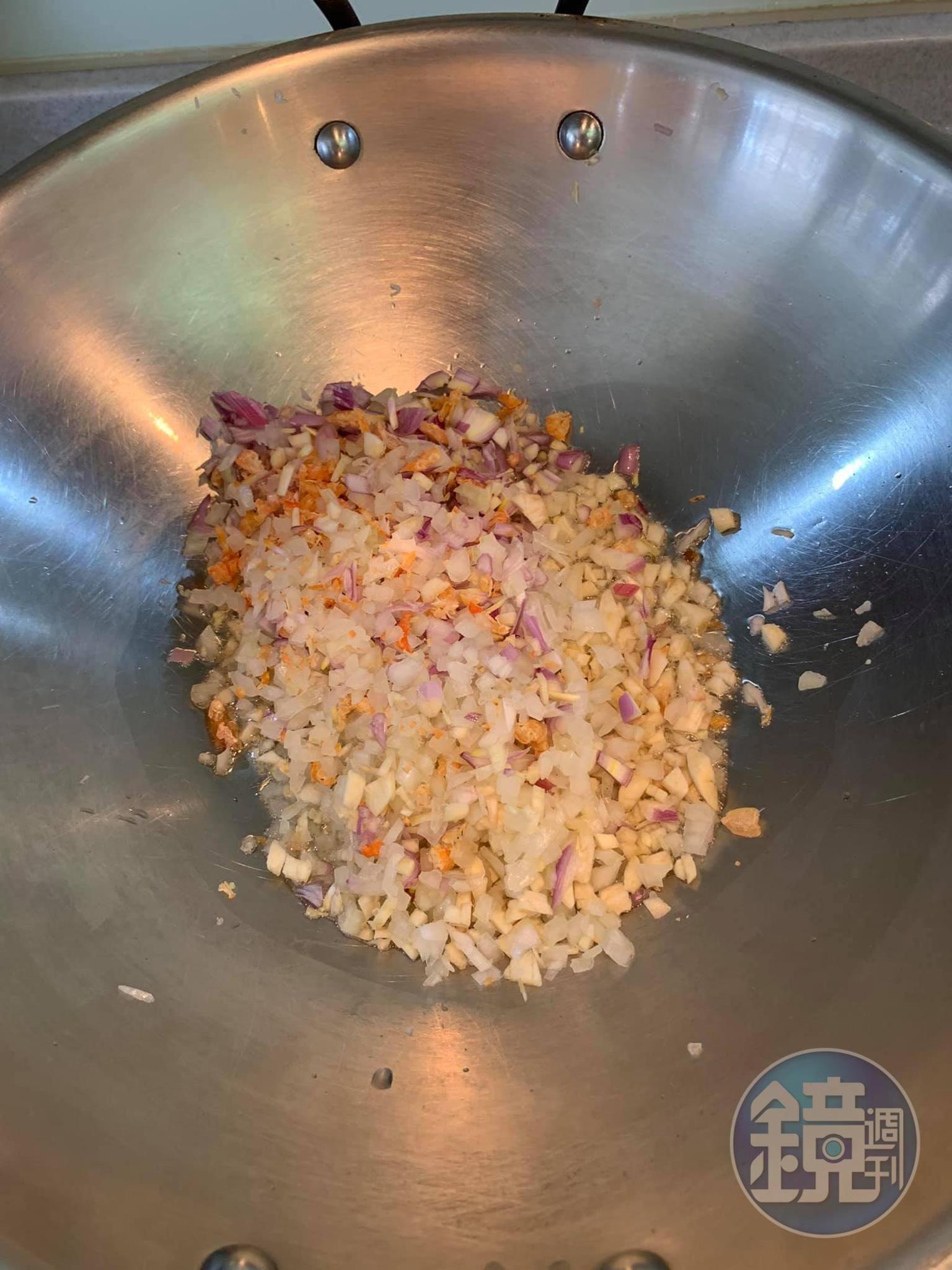 辛香料下鍋爆香。