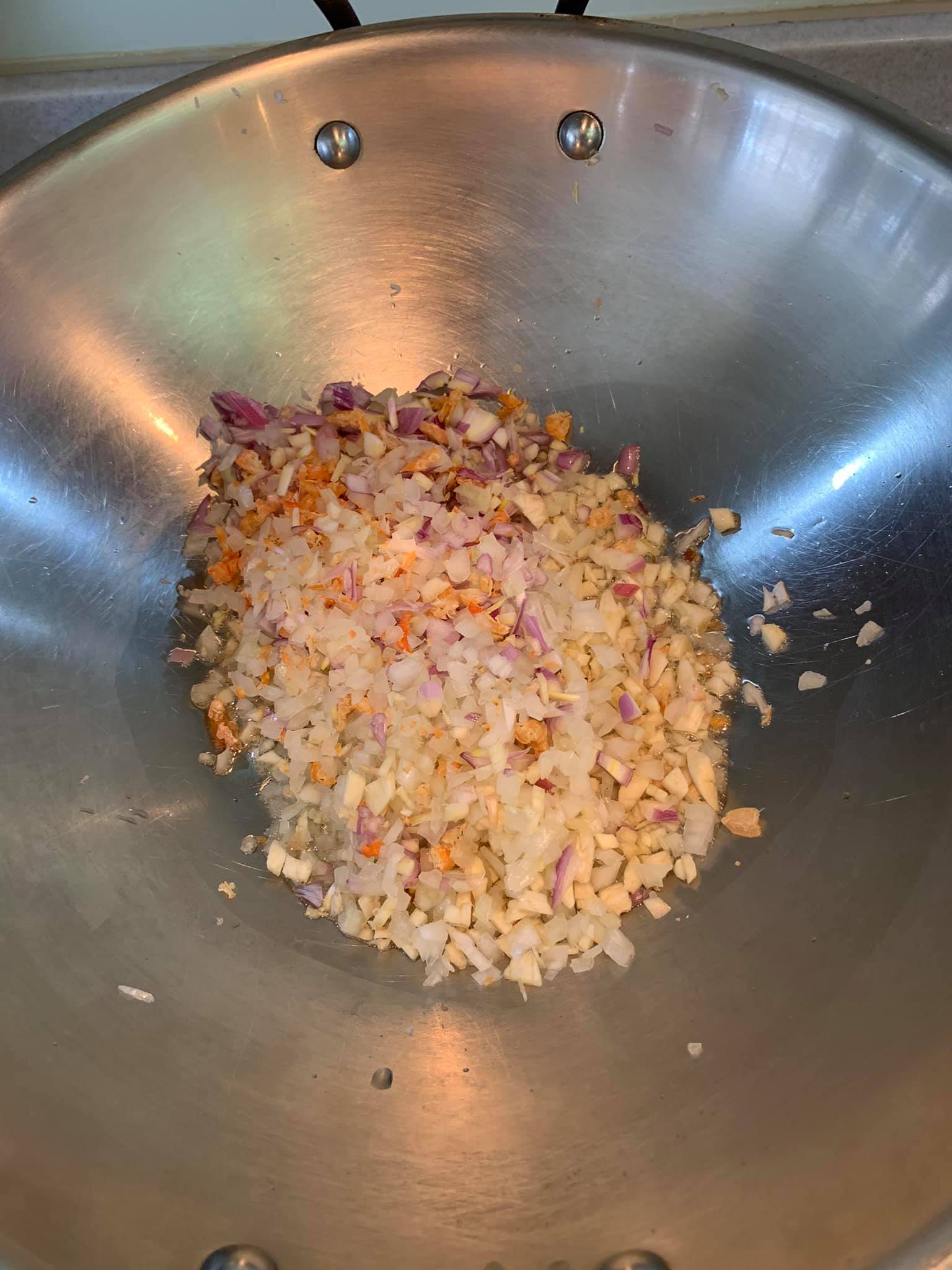 辛香料下鍋爆香。