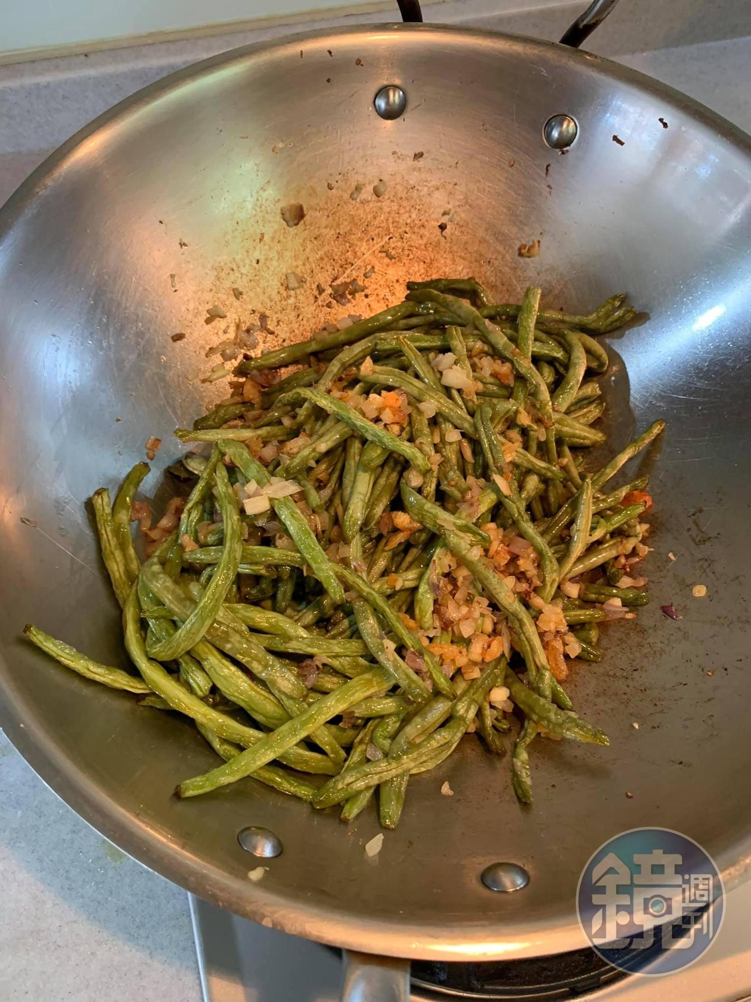 放入四季豆煸炒。