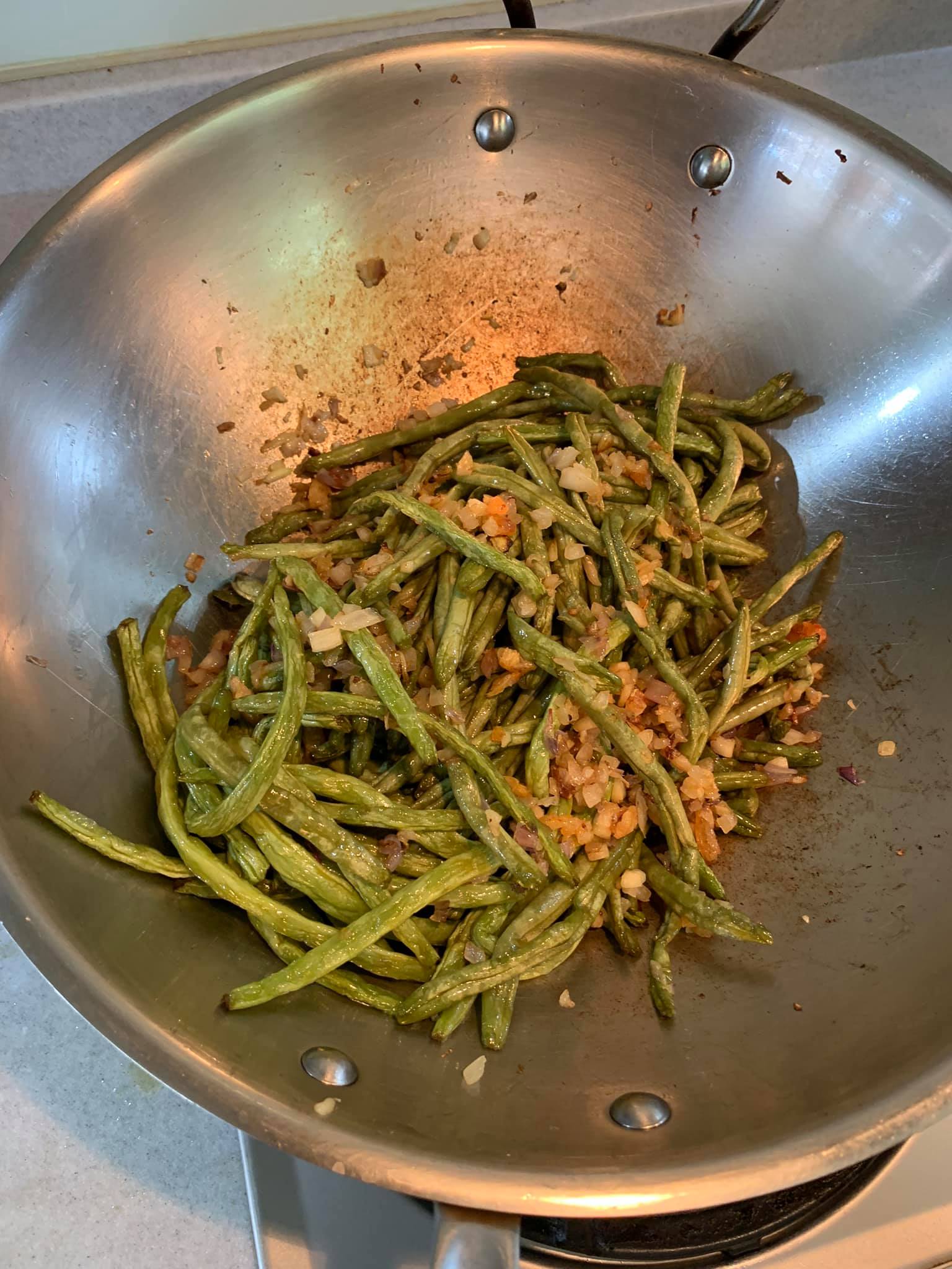 放入四季豆煸炒。