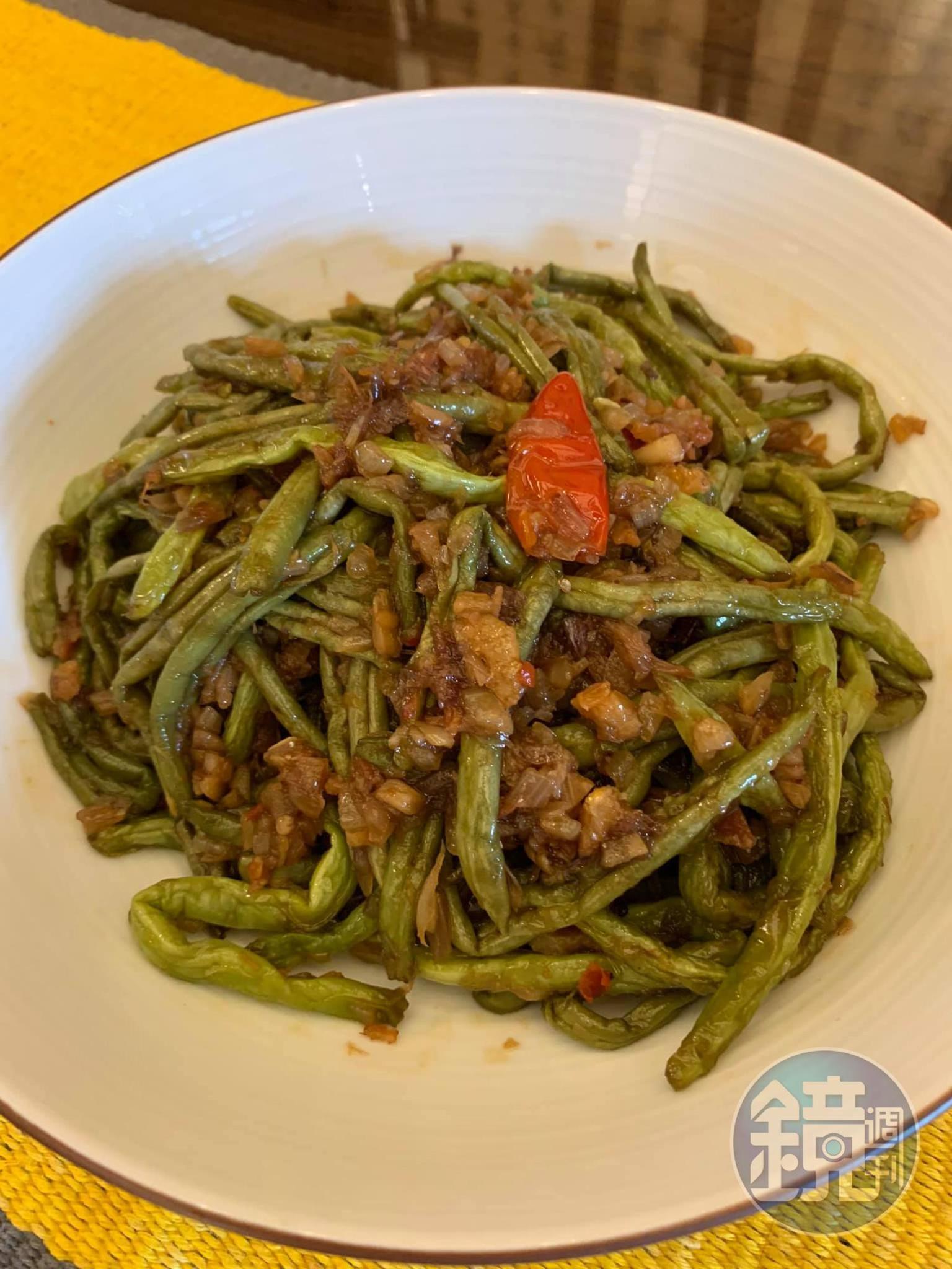 乾煸四季豆，端午節必吃的食物。那片辣椒是XO醬中的，剛好點睛添色。