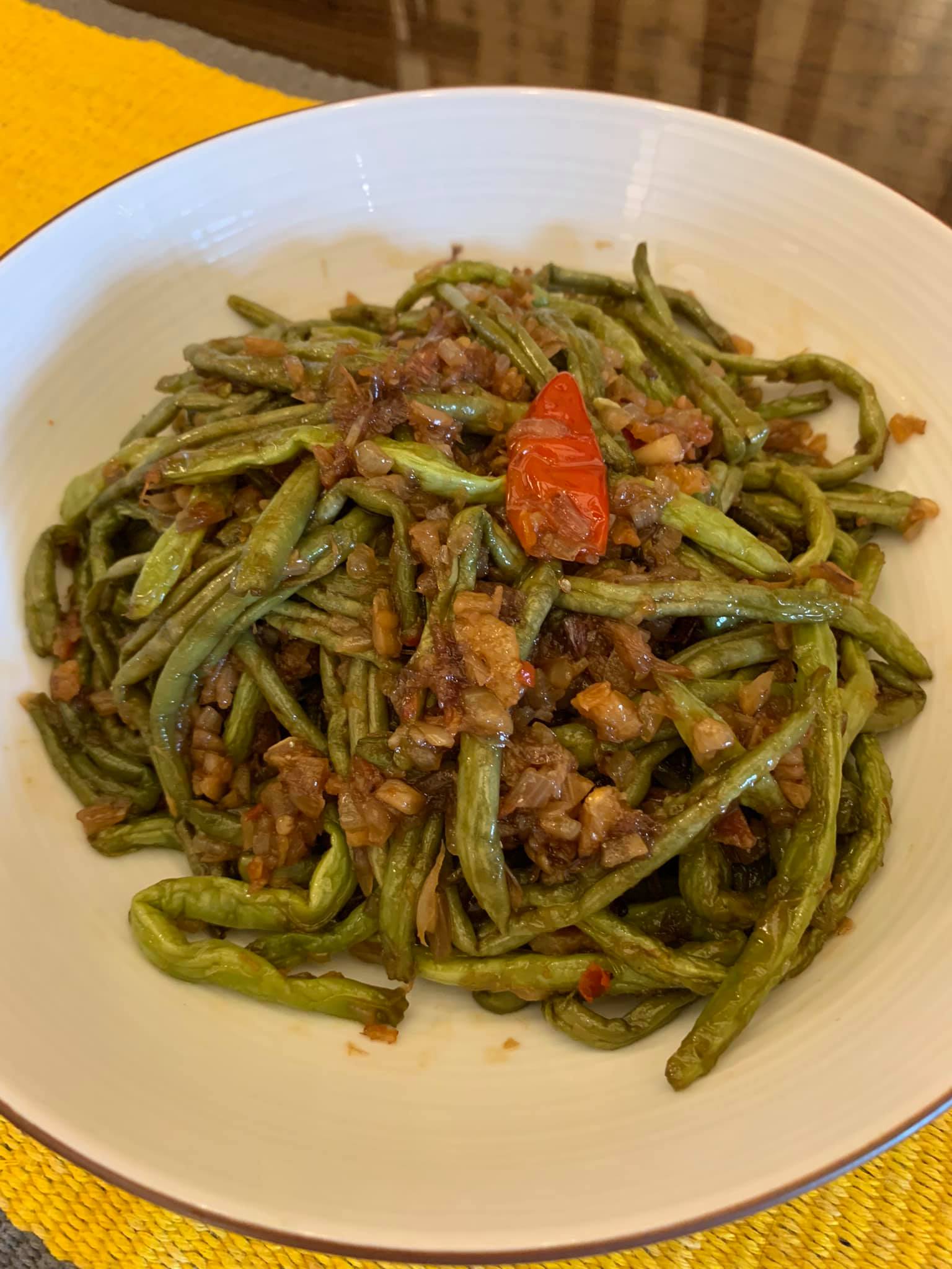 乾煸四季豆，端午節必吃的食物。那片辣椒是XO醬中的，剛好點睛添色。