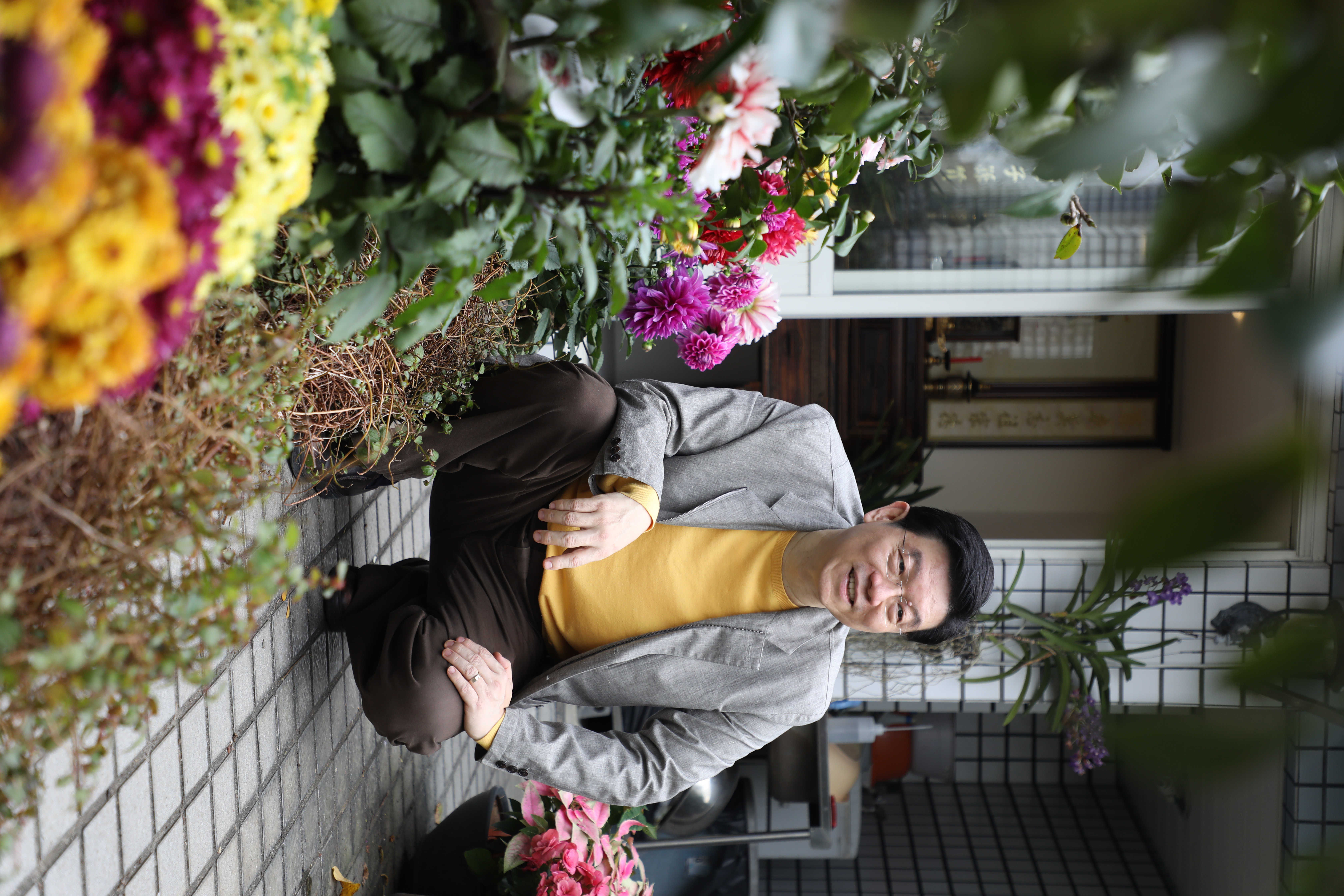 《鏡週刊》社長裴偉愛吃也愛做菜，特別熟悉各種菜餚典故與季節食材，現在也公開他的廚房筆記。（何宗昇攝）