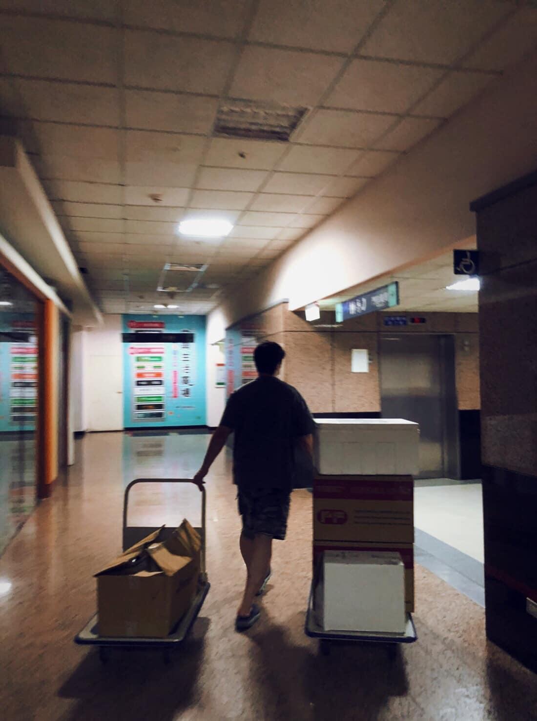 眼看快要開天窗,翁紹恩自己到衛生局將疫苗運回醫院。(翻攝自翁紹恩臉書)