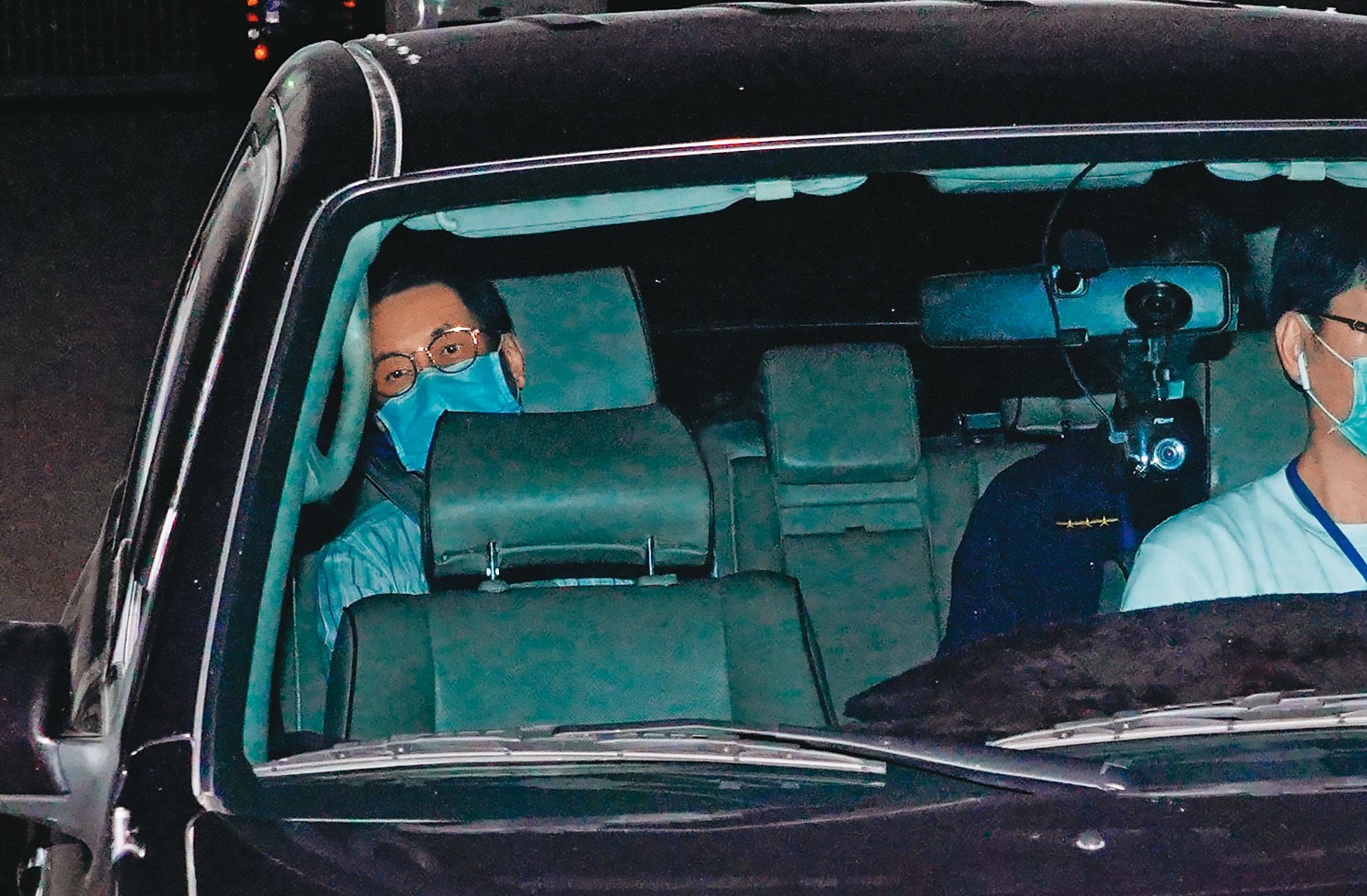 翁茂鍾(左)在2012年炒股案執行時,竟在易服社會勞動過程造假,台南地檢署本月初將他起訴,法院也裁定繼續羈押。