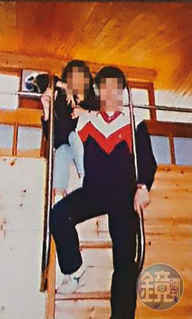 諸慶恩是虔誠教徒,不但孝順長輩,更疼愛妻小,常陪大女兒玩火車過山洞,如今已成往事。(讀者提供)