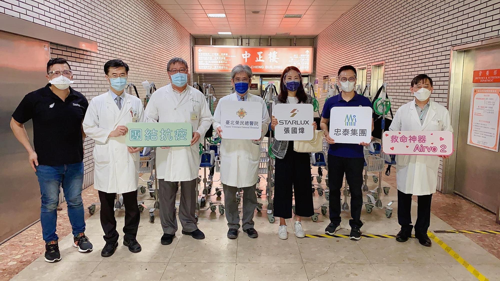 小S參與好友賈永婕(中)的號召,捐贈了昂貴的「救命神器」高流量氧氣鼻導管全配系統(HFNC)。(翻攝自小S臉書)