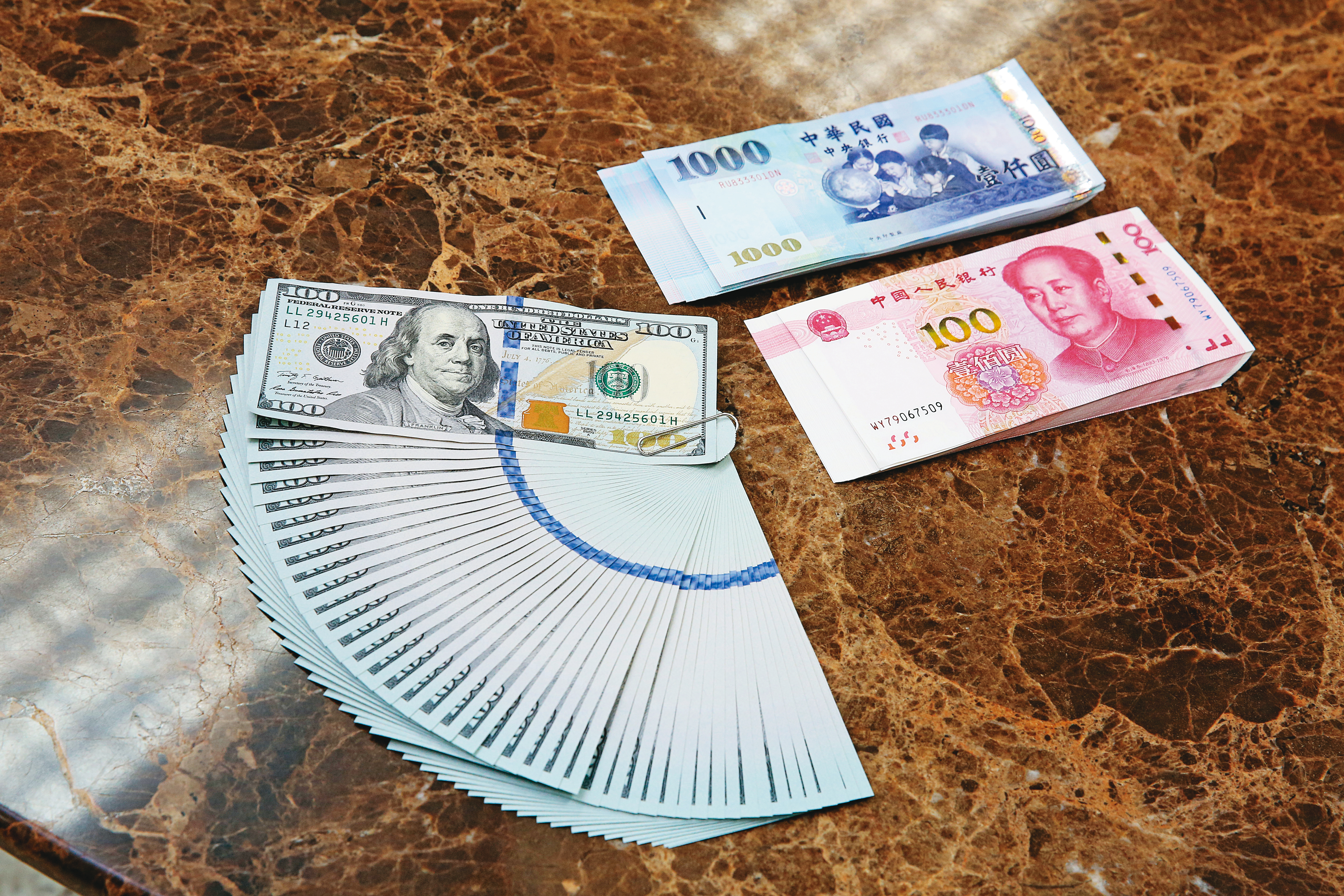 近期人民幣跟新台幣同步走強，但美元匯率指數在90關卡徘徊5個多月，加上大陸政府強力干預，匯率炒家收手轉向應指日可待。