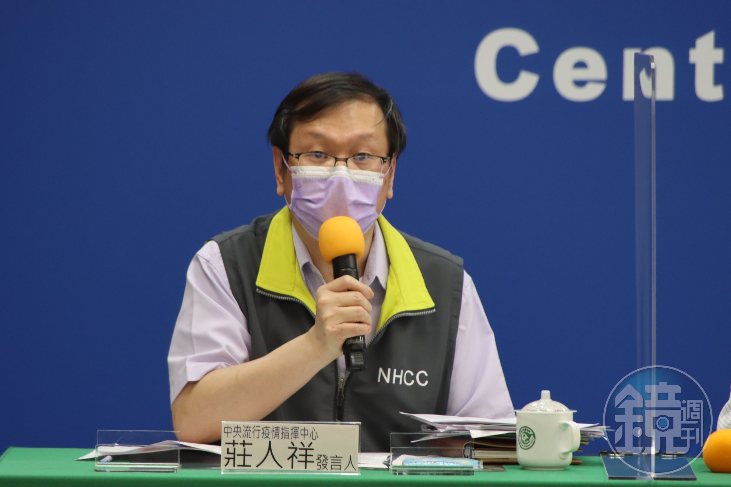 指揮中心發言人莊人祥今表示，目前AZ疫苗有獲得英國、台灣、巴西、南韓等國之緊急授權。（指揮中心提供）